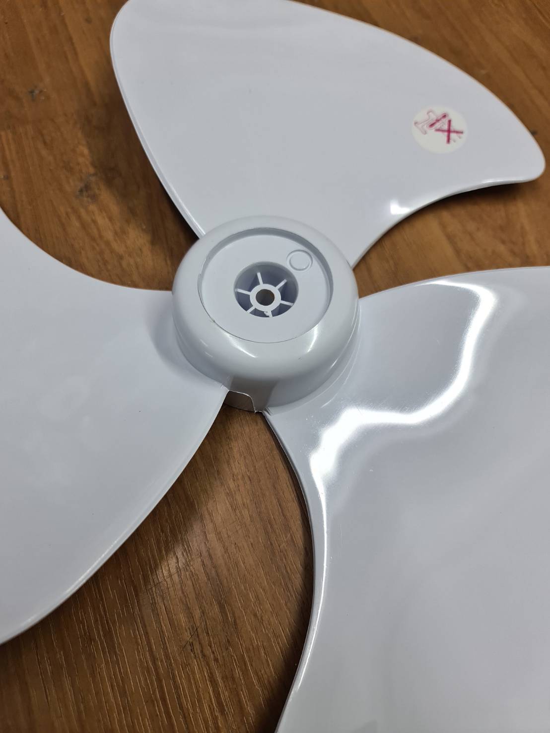 0000828 ใบพัดลม 16 นิ้ว สีขาวขุ่น อะไหล่พัดลม แบบ 3 ใบ เกรด A ขนาด ใบพัดลม ชาร์ป อย่างดี ของแท้ (รับประกัน)