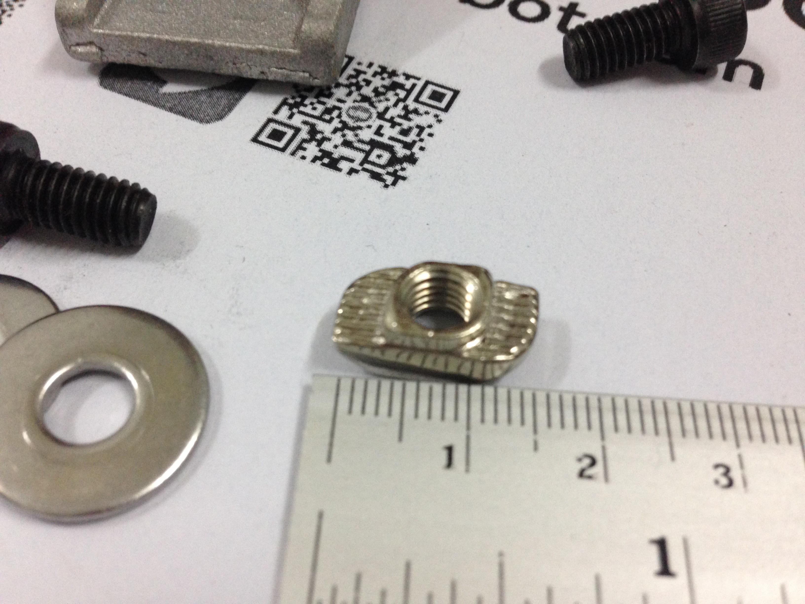 Bracket D 30 สำหรับอลูมิเนียมโปรไฟล์ 3030 พร้อมชุดน็อตยืด Free-Nut M6