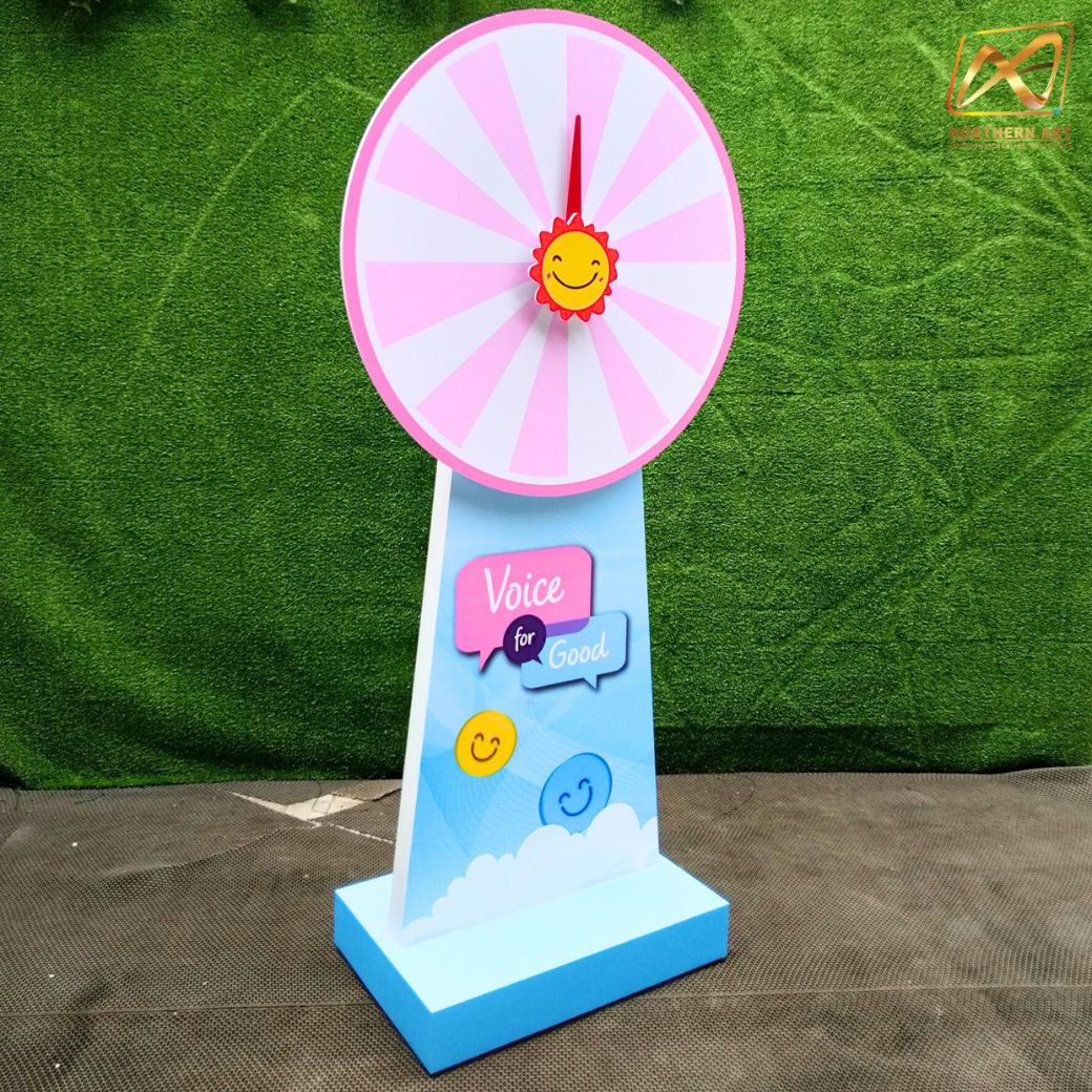 เกมส์วงล้อไม้ ตั้งพื้น ขนาดวงล้อ 80 ซม. สูง 168 ซม. มีล้อเลื่อน สามารถอออกแบบสติ๊กเกอร์ได้ตามความต้องการ