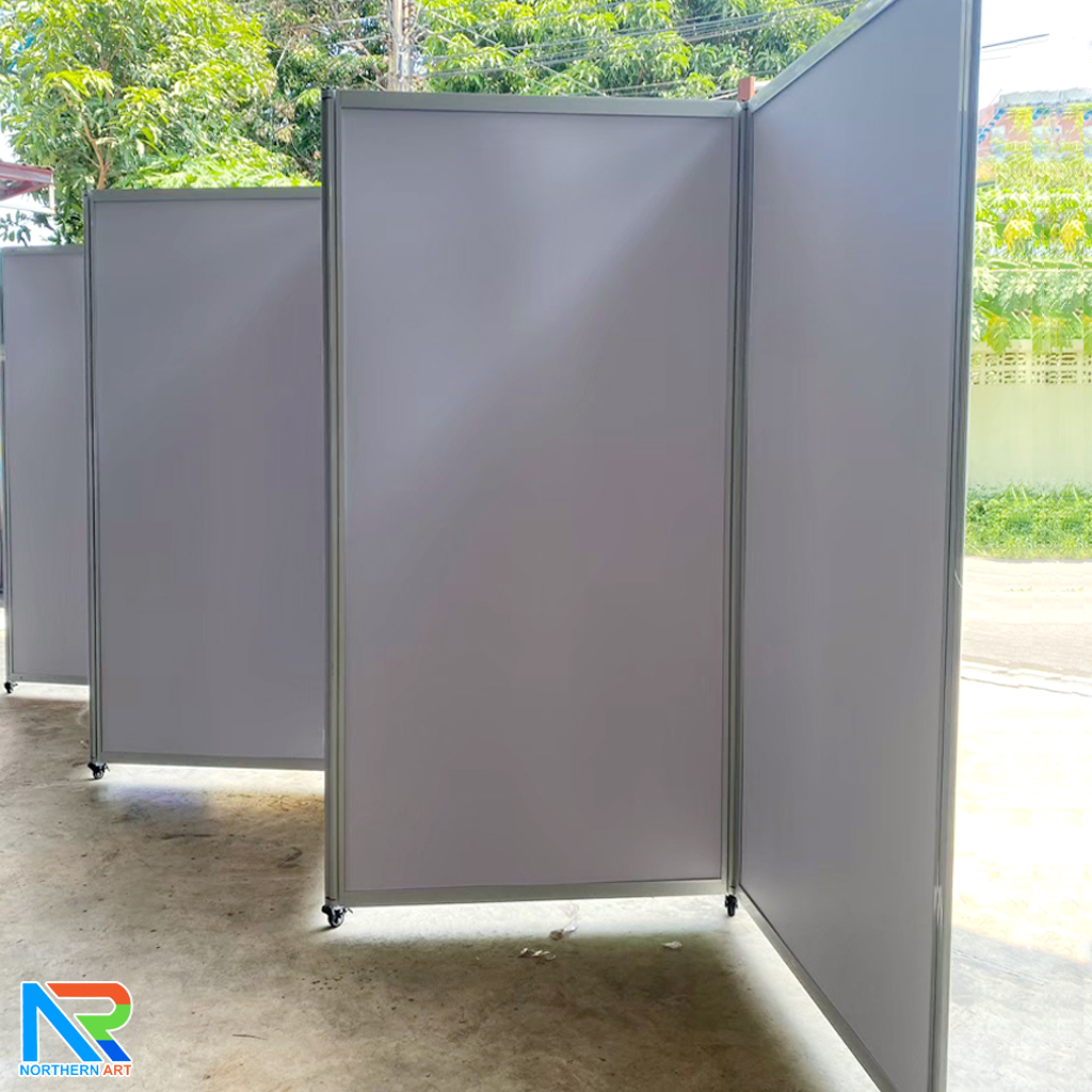 บอร์ดจัดนิทรรศการ บอร์ดอะลูมิเนียม ตั้งต่อเนื่องซิกแซก 6 บาน ขนาด 100x200 ซม.ถอดประกอบได้ พร้อมล้อเลื่อน พับได้ เคลื่อนย้ายสะดวก