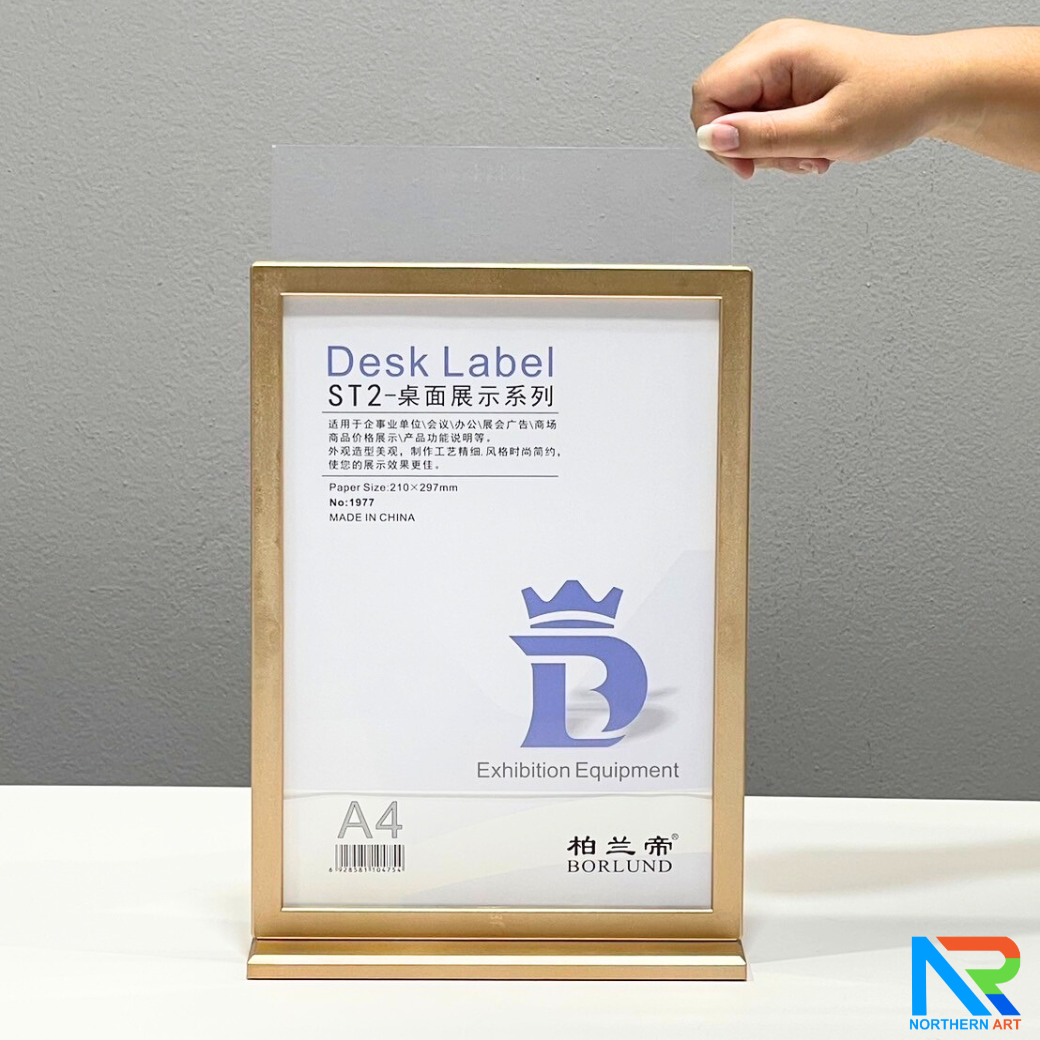 ป้ายตั้งโต๊ะ รุ่น F กรอบเฟรม สีทองและสีเงิน ขนาด A4 ฐานพลาสติก โชว์งานพิมพ์ได้ 2 หน้า ถอดประกอบได้