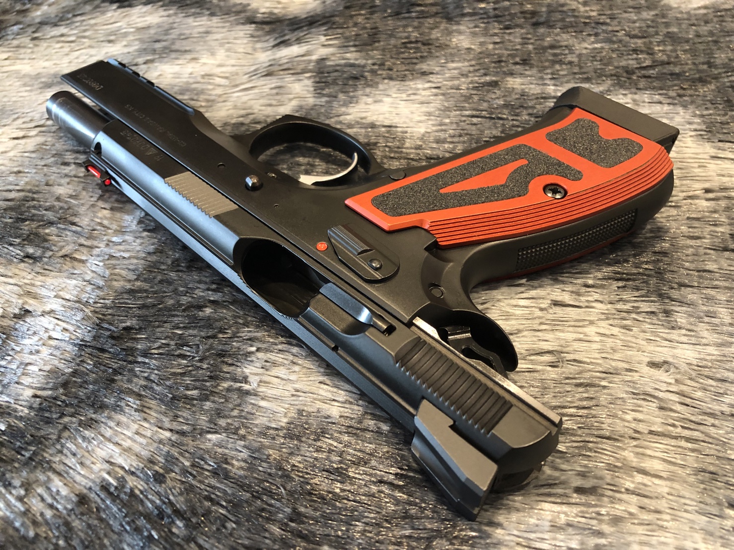 [ปืนฝากขายมือสอง] CZ Shadow 1 SP01 9มม สภาพดีเหล็กล้วน ประกับอลูมิเนียมแต่งซื่ง ไกเดิมๆ ครบเครื่อง ลงแข่งได้ทุก Division ** รับประกันตัวปืนและเอกสารเช่นเดิม **