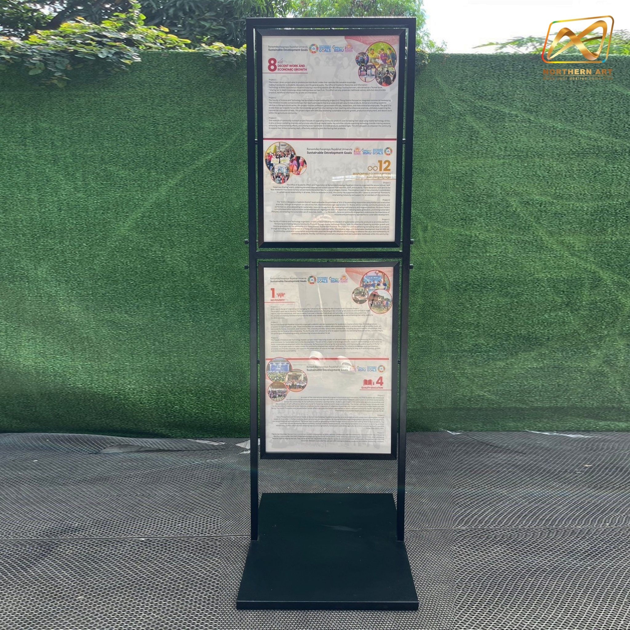 ป้ายตั้งพื้นเหล็ก สีดำ รุ่น 2 เฟรม หมุนได้ 360 องศา ขนาด 50×70 ซม. พร้อมอะคริลิคใสหนา 2 มม. 2 แผ่น สอดงานพิมพ์ทางด้านบน โชว์ภาพ 2 ด้าน