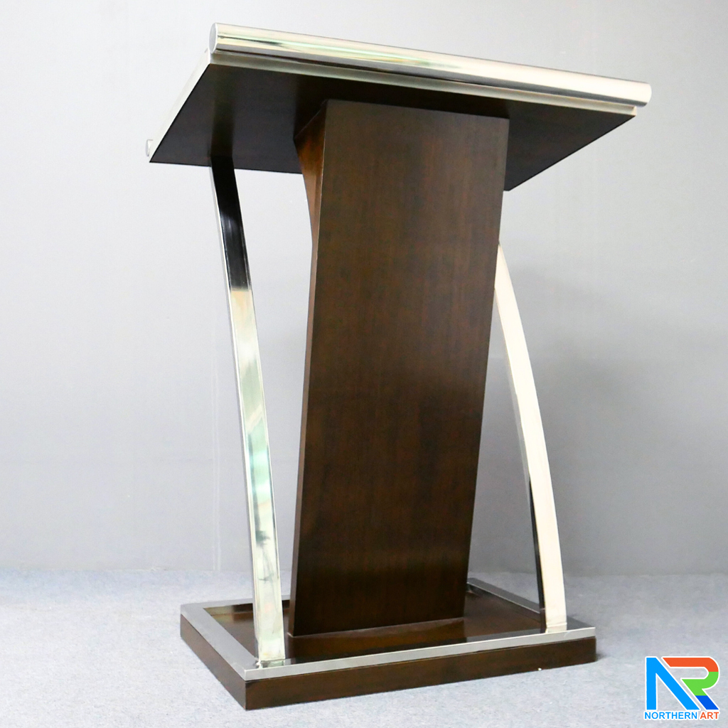 โพเดียมไม้ยืนคู่ Top หุ้มสแตนเลสยืนคู่ สีโอ๊คน้ำตาล ขนาด (W) 90x (L) 59 x (H) 120 cm. พร้อมตกแต่งเสาโค้งสแตนเลสเกรด304