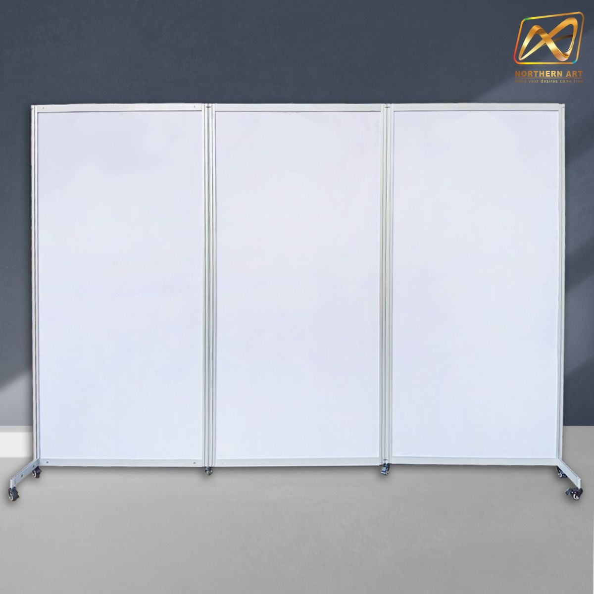 บอร์ดจัดนิทรรศการ แบบตั้งตรงต่อเนื่อง 3 บาน พร้อมล้อ และชุดค้ำยัน โครงอะลูมิเนียม ถอดประกอบได้ เคลื่อนย้ายสะดวก