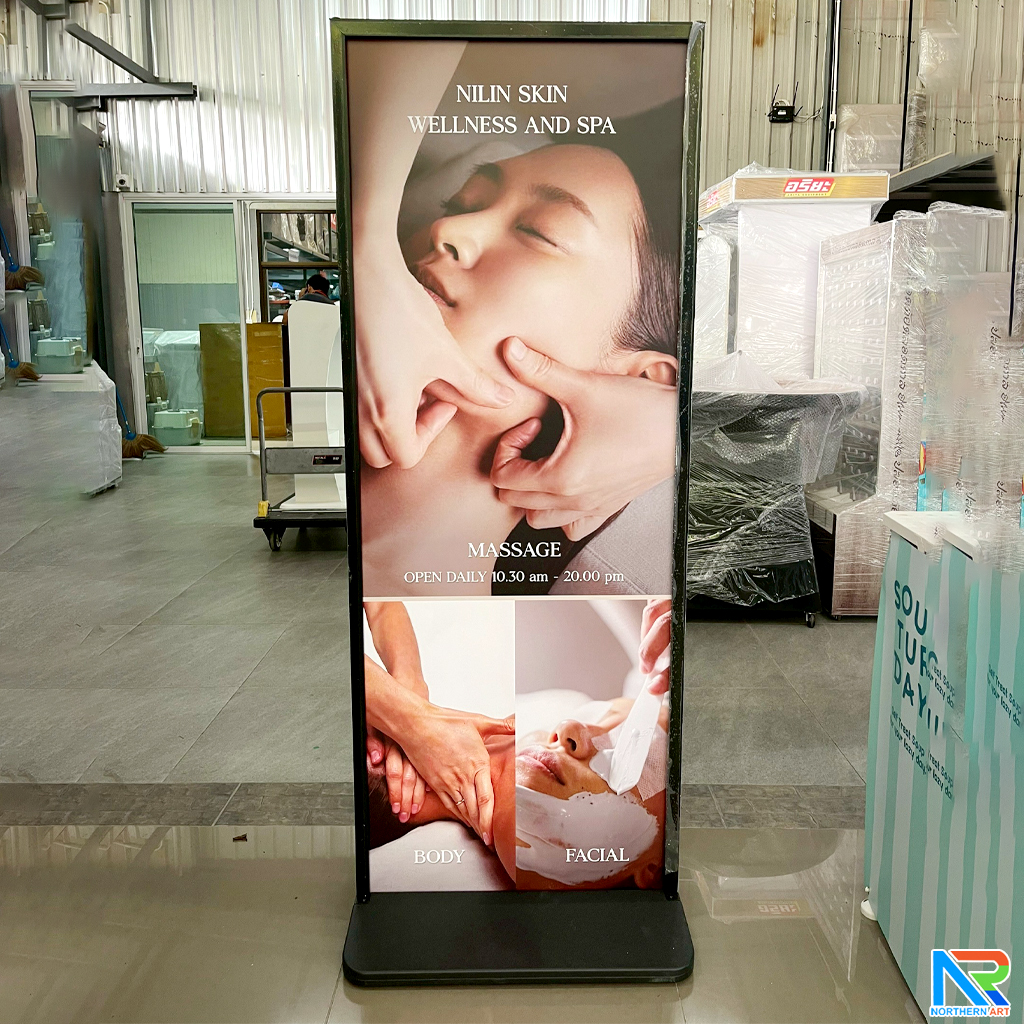 ป้ายตั้งพื้นฐานน้ำ ขนาด(W) 63 x (L) 37 x (H) 166 cm. โชว์งานพิมพ์ 2 ด้าน โครงอะลูมิเนียม ถอดประกอบได้ ฐานน้ำถ่วงน้ำหนัก