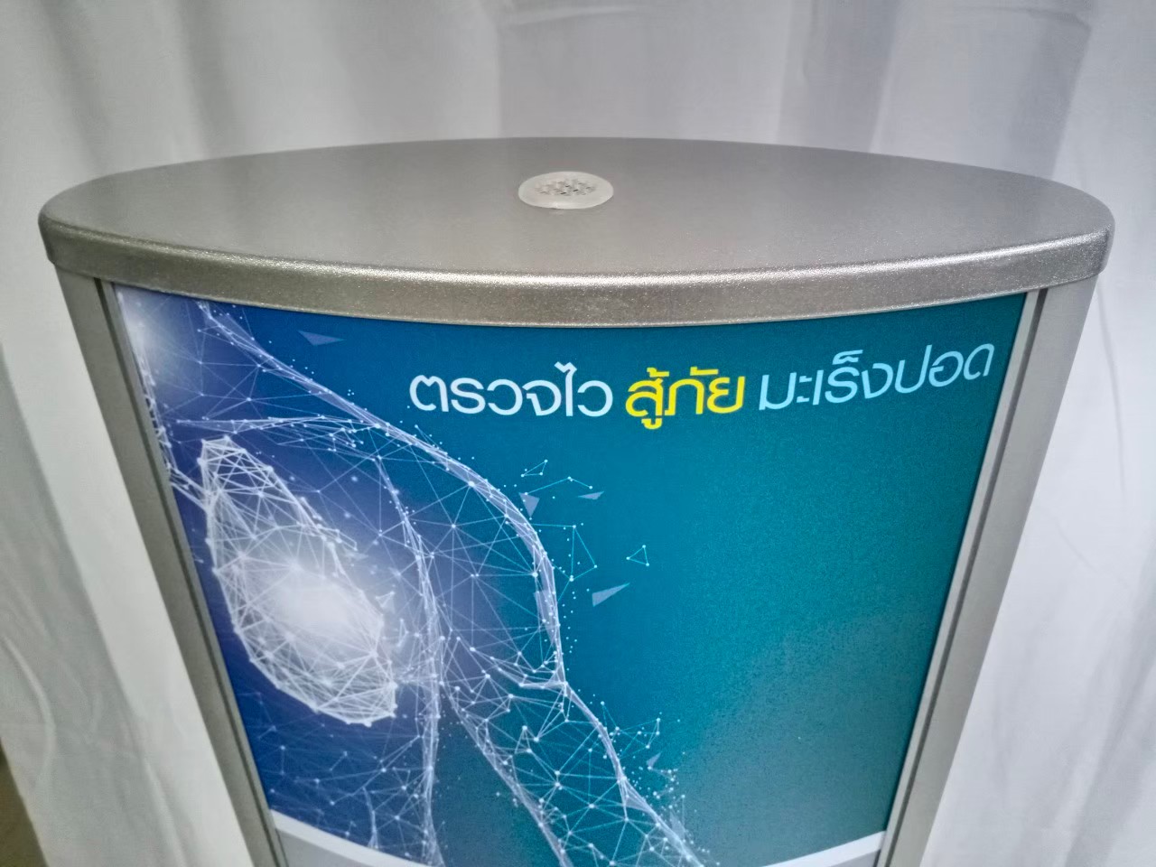 ตู้ไฟสำเร็จรูป ป้ายไฟตั้งพื้น ทรงกระบอก ขนาด 30x150 ซม. โชว์งานพิมพ์ 2 ด้าน