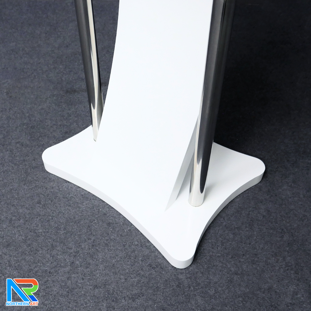 โพเดียมไม้ สีขาว ขนาด (W) 50 x (L) 40 x (H) 120 cm. พร้อมเสาสแตนเลสคู่ TOP เอียง อะคริลิคใส ติดหมุด