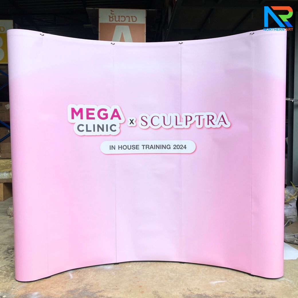 BACK DROP ฉากแบคดรอป รุ่นมน แบบโค้ง โครงอะลูมิเนียม ถอดประกอบได้ พร้อมงานพิมพ์ +โคมไฟ 2 ชุด และกระเป๋าล้อลาก 1 ใบ