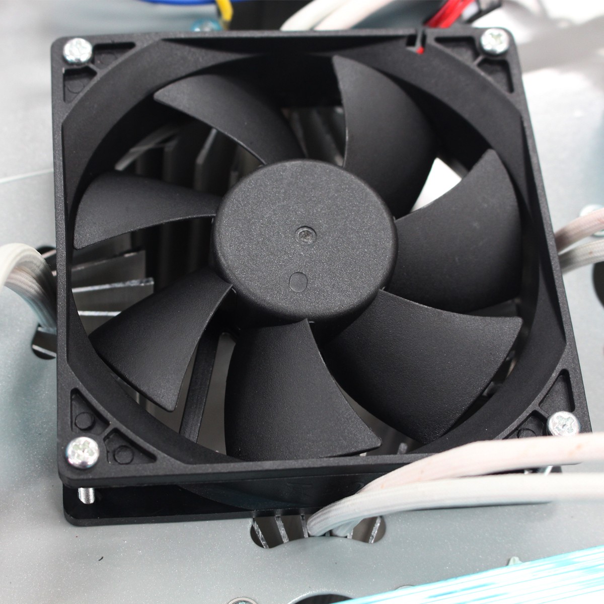 IWC-HIB-UFO-A-100W ไฮเบย์ รุ่นนี้ มีพัดลมระบายความร้อนในตัว