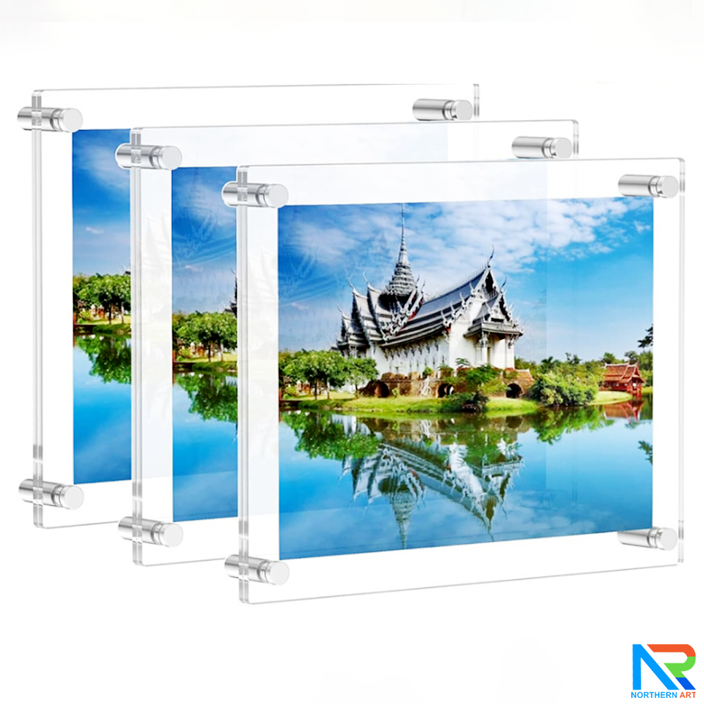 กรอบรูป อะคริลิคใสติดผนัง อะคริลิคสองแผ่นประกบกันยึดแน่นด้วยหมุดทั้ง 4 มุม รูปภาพใส่ตรงกลางระหว่างอะคริลิค ติดตั้งง่าย