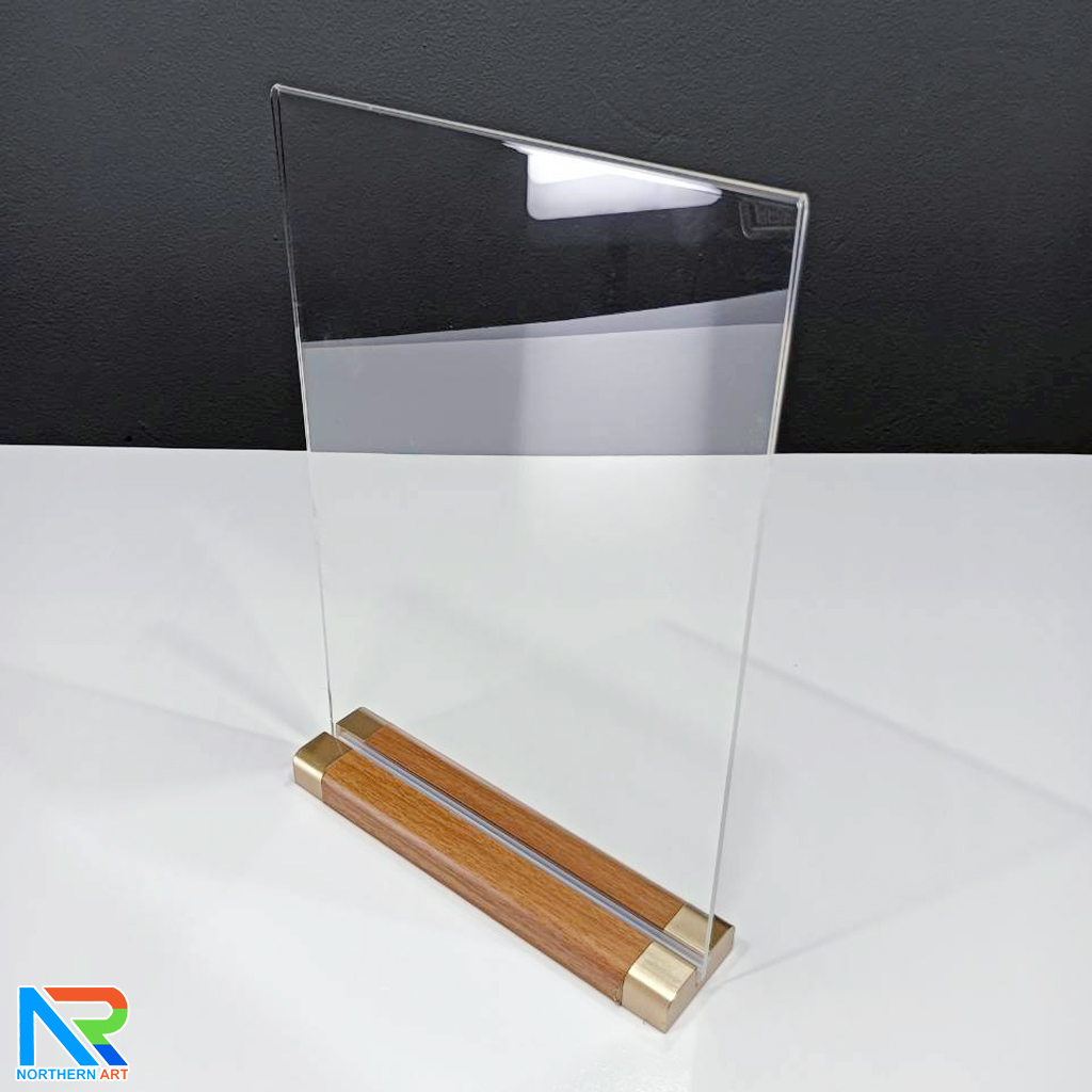 ป้ายตั้งโต๊ะ A4 ฐานไม้ พร้อมอะคริลิคใส สอดงานพิมพ์ด้านข้าง โชว์งานพิมพ์ 2 ด้าน