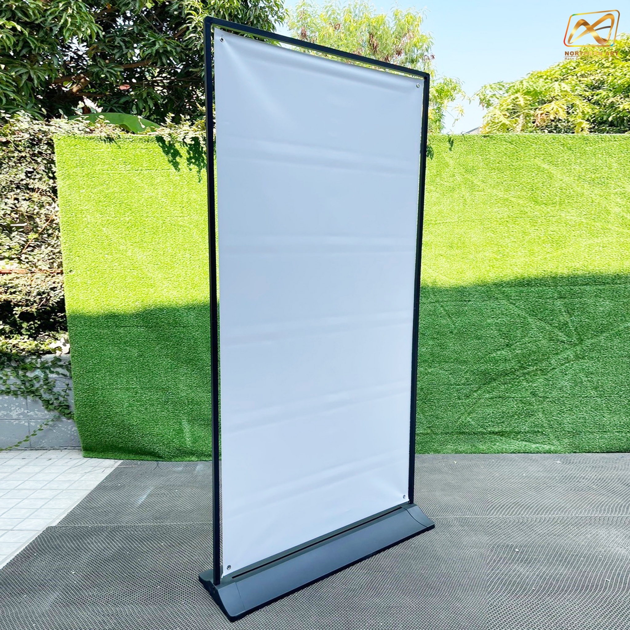 ป้ายตั้งพื้น รุ่นแขวน แบบ 2 เฟรม ฐานพลาสติกขึ้นรูป ขนาด 100x200 ซม. โครงเหล็กสีดำพร้อมขอแขวน 4 มุม ถอดประกอบได้ เคลื่อนย้ายสะดวก