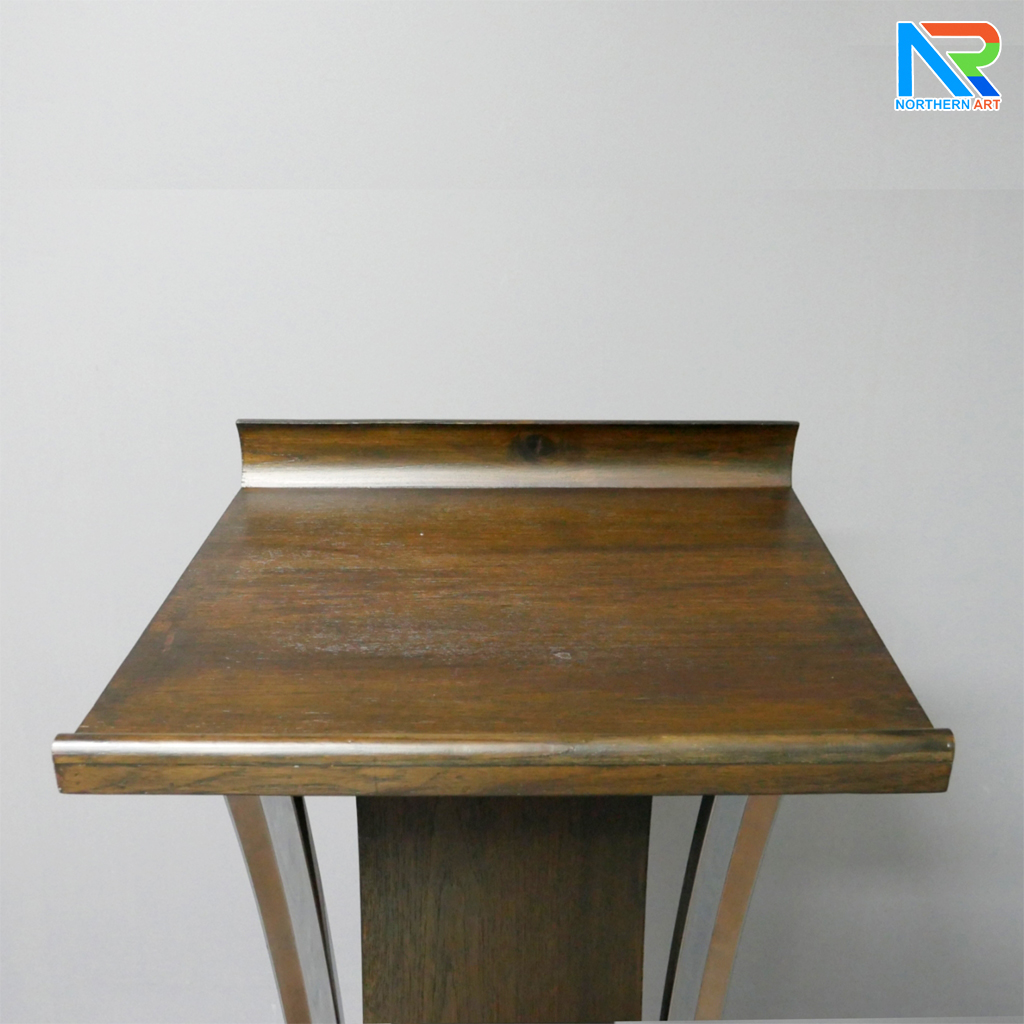 โพเดียมไม้ สีโอ๊ค ตกแต่งสแตนเลสเกรด304 ขนาด (W) 55 x (L) 50 x (H) 120 cm.