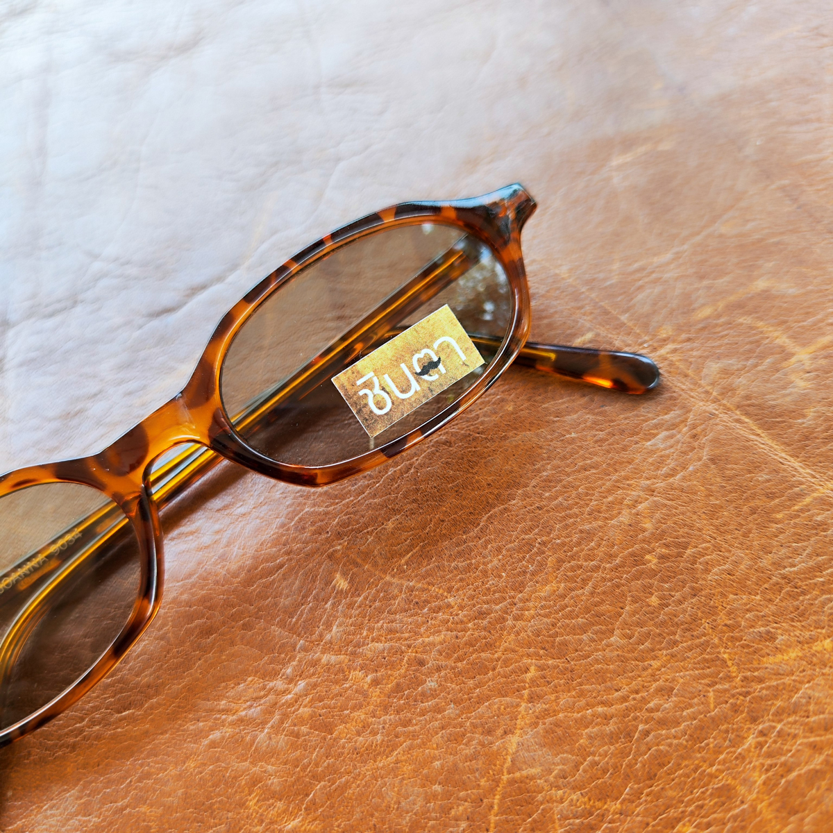 แว่นวินเทจ แว่นตากันแดด แว่น Handmade แว่นเก่าเก็บยุค 90 ชินตา รุ่น Tiger Chic Sun ทรงรีมน กรอบลายกระ วินเทจ เท่ห์ๆ ไม่ซ้ำใคร ใส่ได้ทั้งชายและหญิง