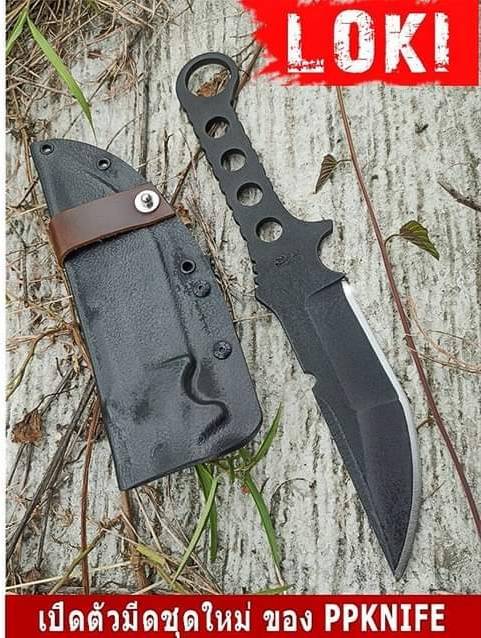 มีดแบรนด์ PPKNIFE ไทยทำ ไทยใช้ 100% รูปทรงโดยรวมดู โหดดิบ ดุดันด้วยคม 2จังหวะ สันมีดมีร่องดักของเหลว ด้ามจับขนาดยาว จับได้เต็มๆมือ ไม่ว่าจะมือใหญ่แค่ไหน และด้ามจับก็ยังมีฟังก์ชันพิเศษ คือ ด้ามมีรู 4รู