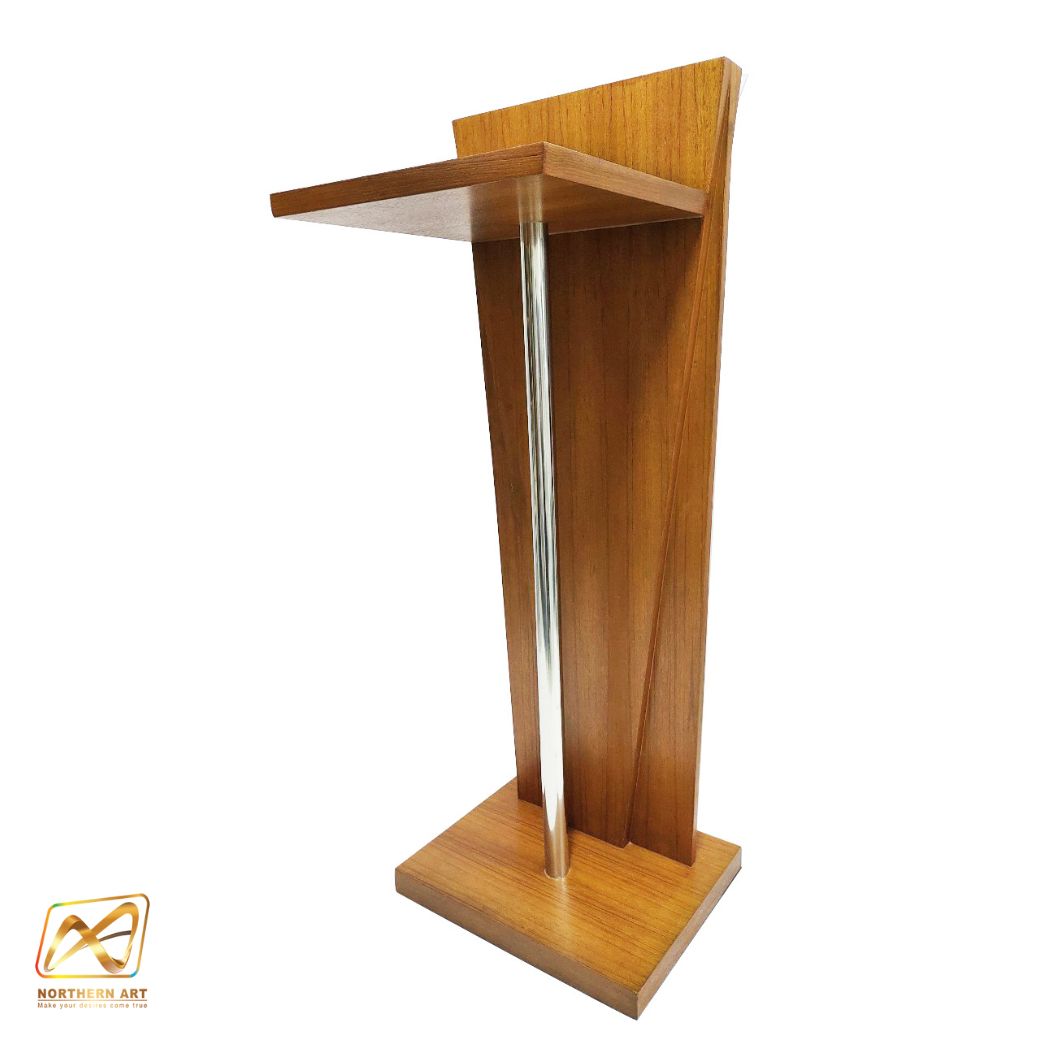 โพเดียมลายไม้สีสัก ทรงสามเหลี่ยม ขนาด (W) 45 x (L) 35 x (H) 118 cm. ด้านหน้าอะคริลิคใส ติดหมุด สำหรับติดโลโก้