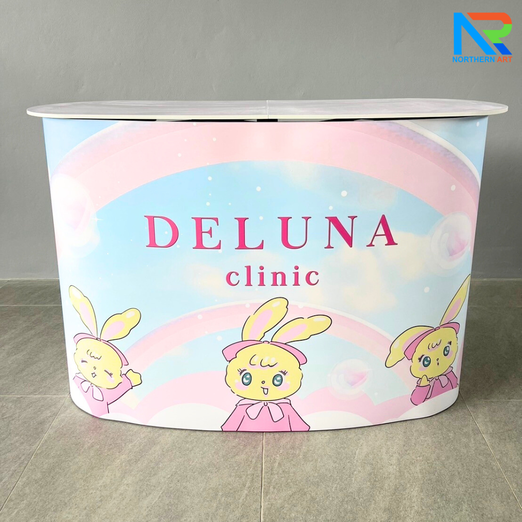 เคาน์เตอร์สำเร็จรูป รุ่นโค้ง TOPสีขาว มีช้นวาง ขนาด (W)133 x (D)39 x (H) 90 cm.โครงอะลูมิเนียม พับเก็บได้ เคลื่อนย้ายสะดวก