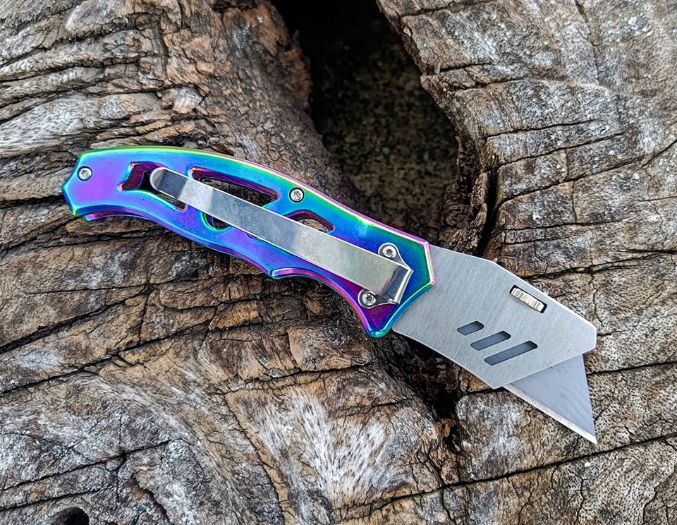 มีดพับคัตเตอร์งานตัดหนักอเนกประสงค์ ใบมีดคัตเตอร์งานหนัก ที่มาในรูปแบบของมีดพับ มีระบบล็อคปลอดภัย ใช้งานง่ายเพียงคุณกดปุ่มและสะบัดมือใบมีดก็จะกางออกมาพร้อมตัวล็อค สามารถเปลี่ยนคมอีกด้านนึงได้ เพียงหมุนเกลียวตัวล็อค ก็จะสามารถดึงใบมีดออกมา และสลับได้อย่างง