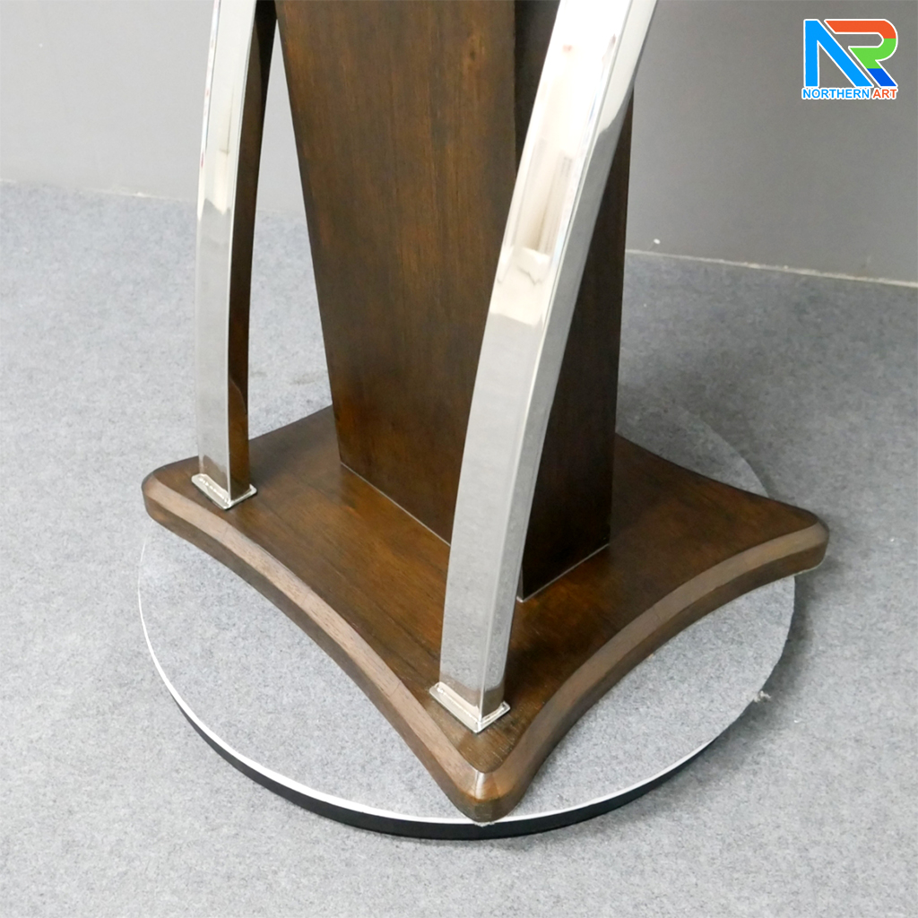 โพเดียมไม้ สีโอ๊ค ตกแต่งสแตนเลสเกรด304 ขนาด (W) 55 x (L) 50 x (H) 120 cm.