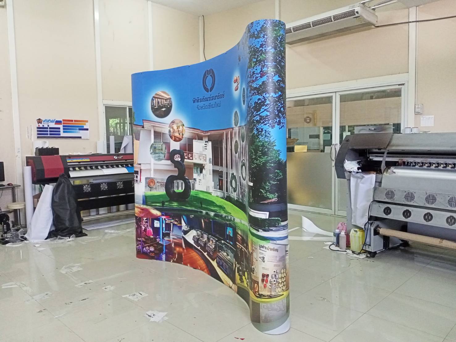 BACK DROP ฉากแบคดรอป รุ่นมน แบบโค้ง โครงอะลูมิเนียม ถอดประกอบได้ พร้อมงานพิมพ์ +โคมไฟ 2 ชุด และกระเป๋าล้อลาก 1 ใบ