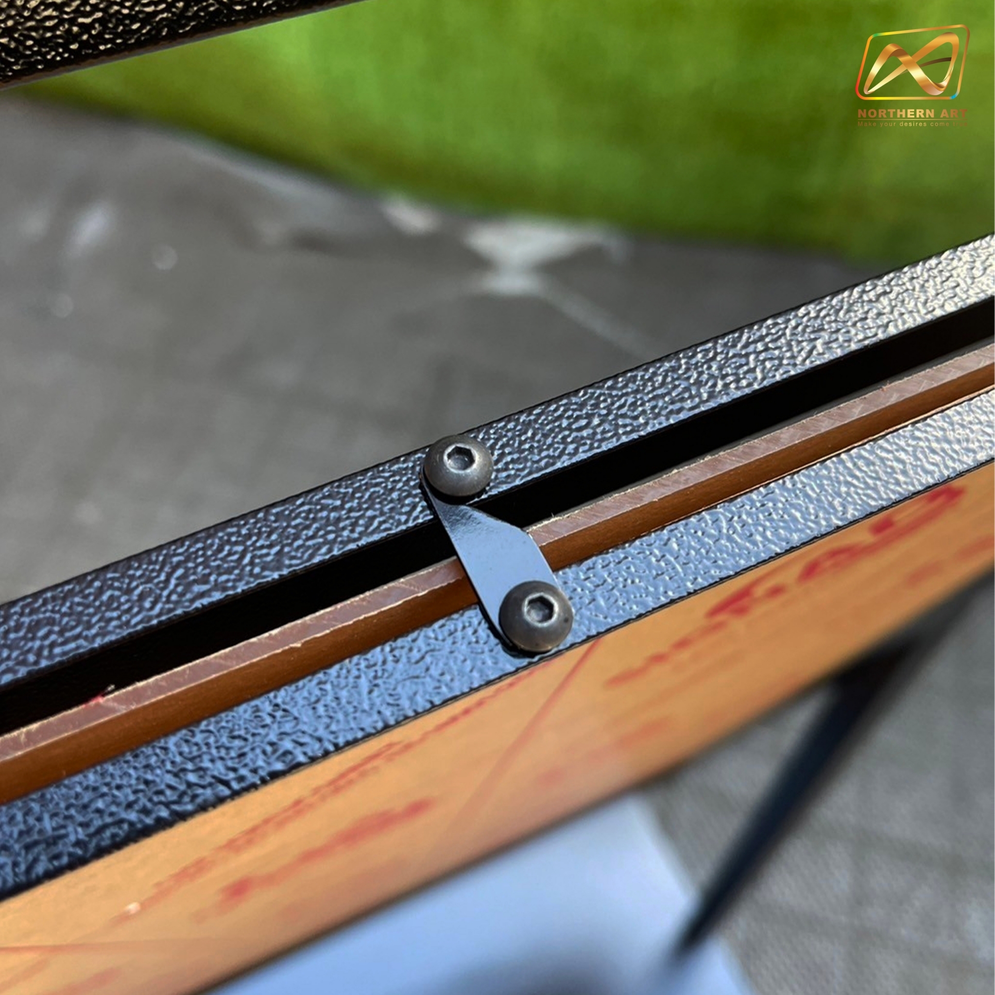 ป้ายตั้งพื้นเหล็ก สีดำ รุ่น 2 เฟรม หมุนได้ 360 องศา ขนาด 50×70 ซม. พร้อมอะคริลิคใสหนา 2 มม. 2 แผ่น สอดงานพิมพ์ทางด้านบน โชว์ภาพ 2 ด้าน