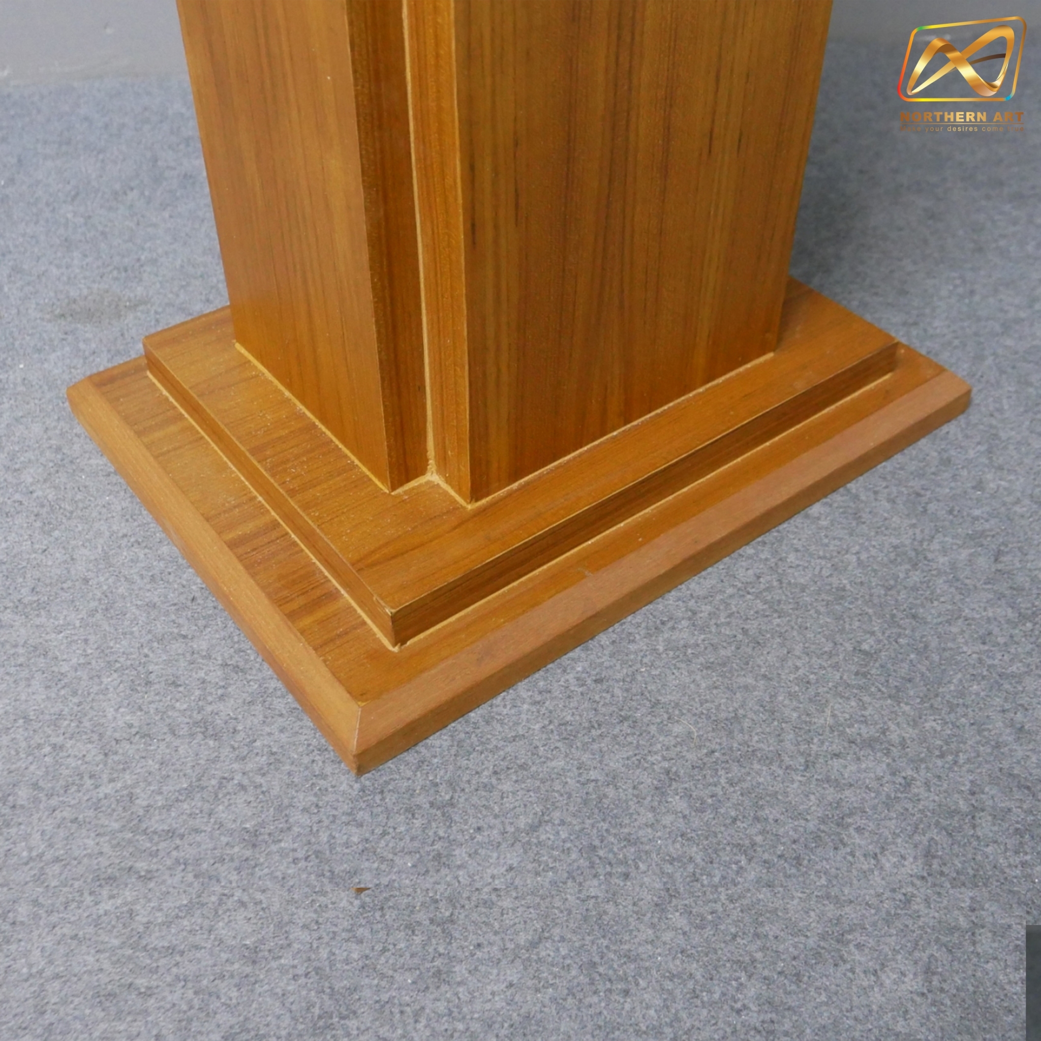 โพเดียมไม้ สีสัก ทรงโมเดิร์น TOPตรง ขนาด (W)55 x (L)42 x (H)109 cm. พร้อมชั้นวางของ