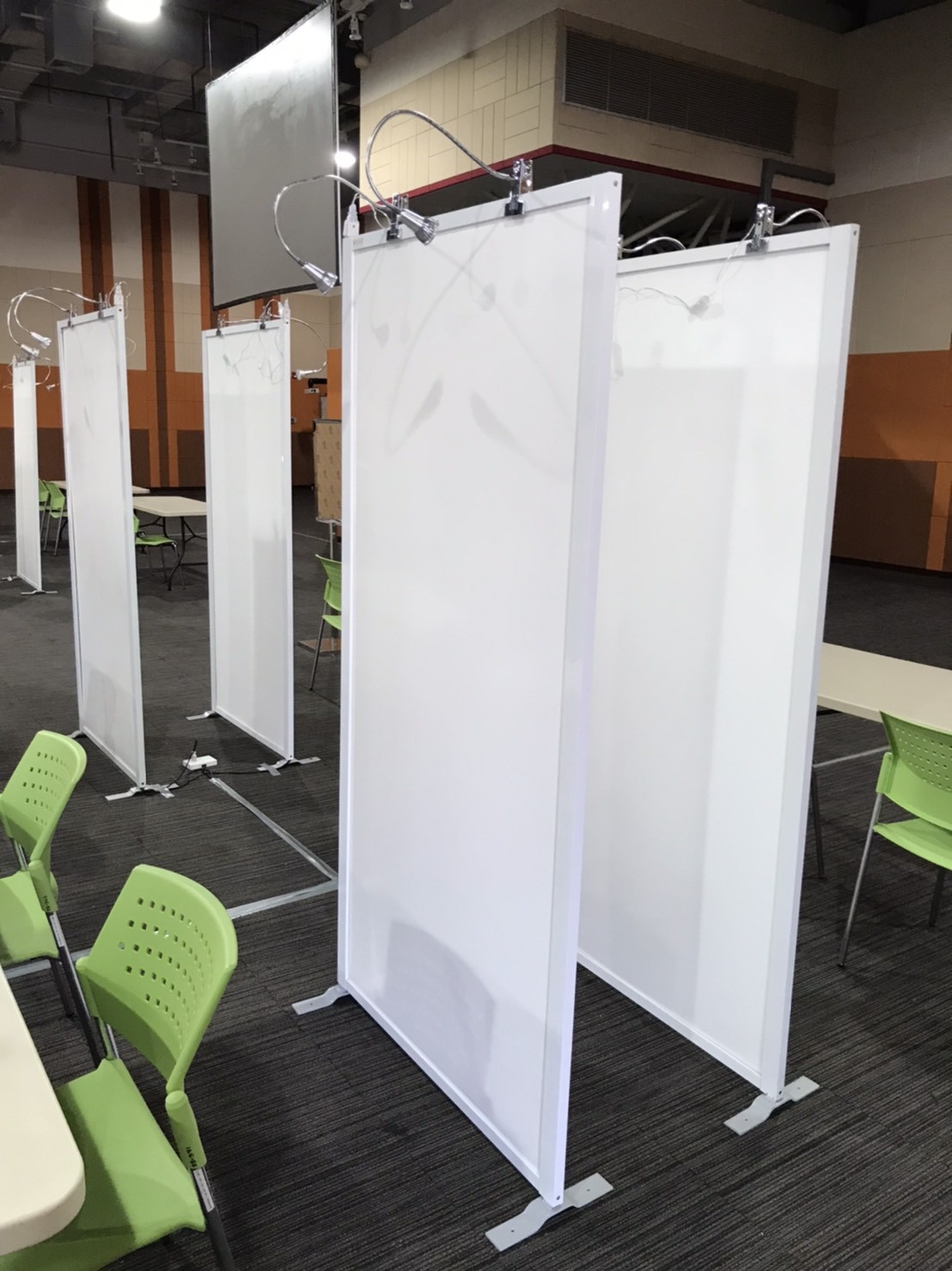 เช่าบอร์ดนิทรรศการ แบบตั้งเดี่ยวพร้อมหลอดไฟ ขนาด 100x200 ซม. บริการติดตั้งพร้อมรื้อถอน