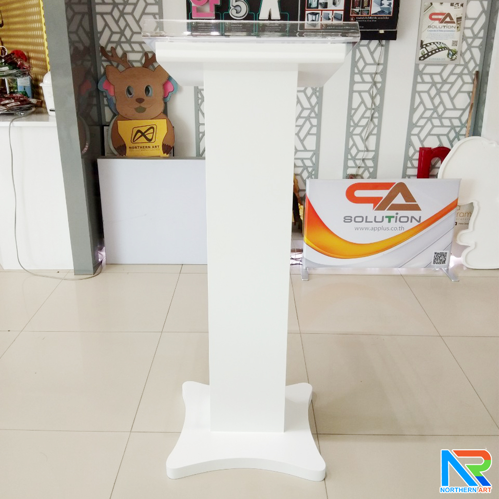 โพเดียมไม้ สีขาว ขนาด (W) 48 x (L) 40 x (H) 120 cm. Top เอียง ปิดทับอะคริลิคใสพร้อมหมุด