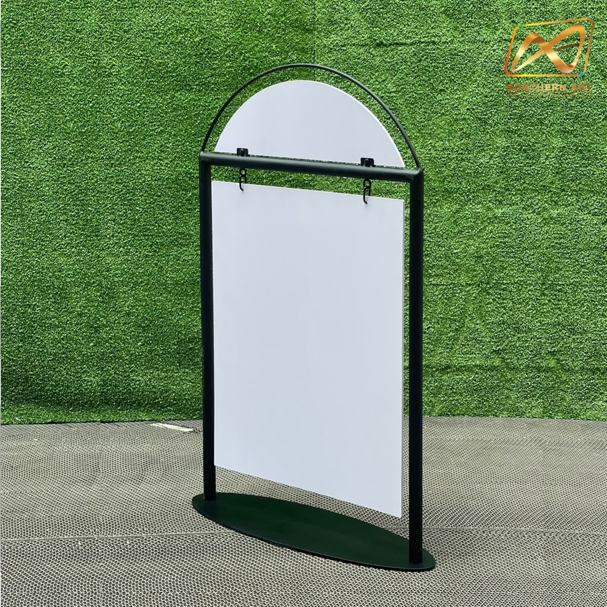 ป้ายตั้งพื้น ป้้ายมินิมอล เหล็กสีดำ ขนาด (W)59 x (H)95 cm. โชว์งานพิมพ์ 2 ด้าน ฐานวงรี ถอดประกอบได้