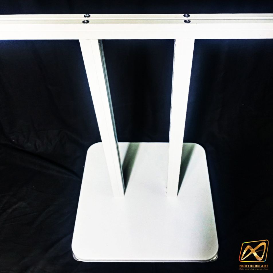 โปสเตอร์สแตนด์ อะลูมิเนียม สีขาว เสาคู่ ขนาด (W)60 x (L)44 x (H)153 cm. ฐานเหล็กสี่เหลี่ยม สอดงานพิมพ์ด้านบน โชว์งานพิมพ์ 2 ด้าน ถอดประกอบได้