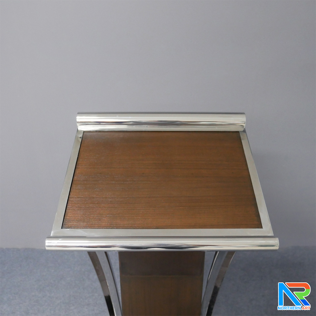 โพเดียมไม้สีโอ๊ค ตกแต่งสแตนเลส เกรด304 ขนาด (W) 47 x (D) 44 x (H)120 cm.