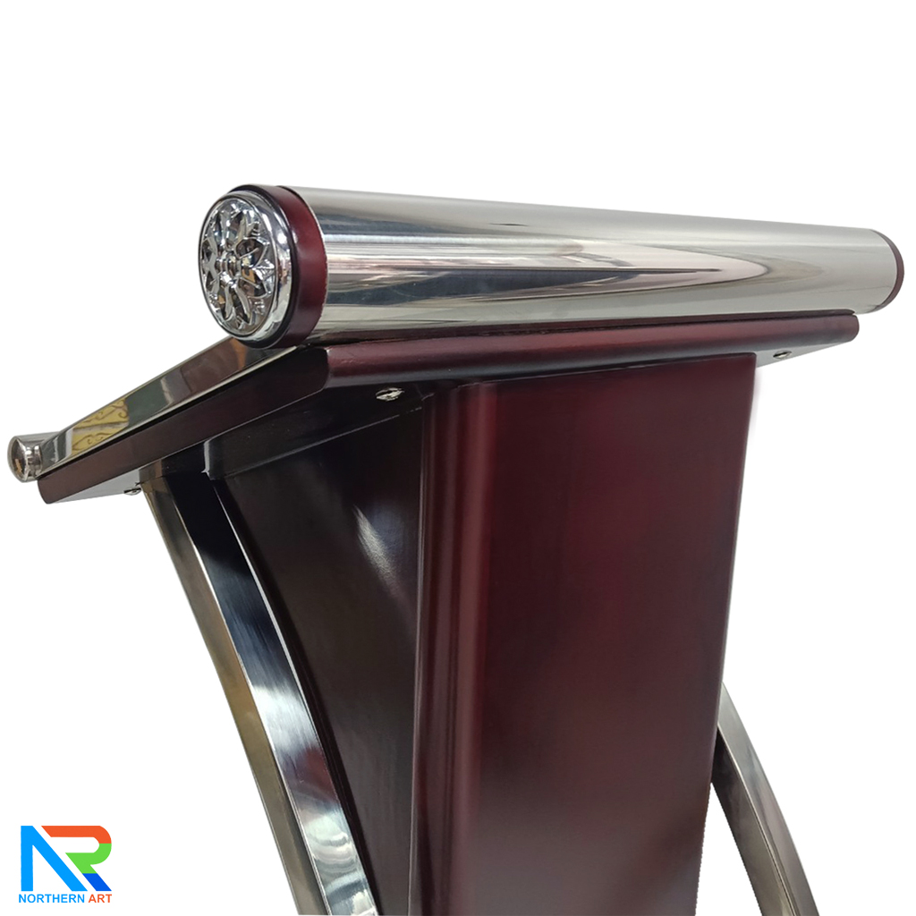 โพเดียมไม้ สีโอ๊ค ขนาด (W)50 x (L)40 x (H)117 cm. ตกแต่งเสาโค้งสแตนเลส ด้านข้าง Top และฐาน หุ้มสแตนเลส เกรด201