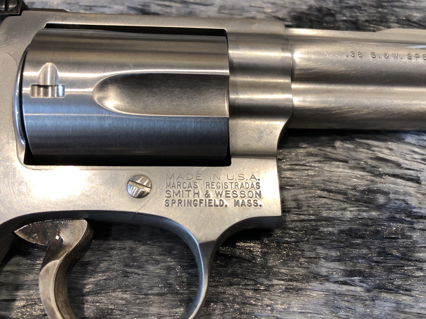 [ปืนฝากขายมือสอง] Smith M60 .38 3นิ้ว ฟูลัก สภาพดีโม่แน่น ผิวเดิมคมๆ มีรอยตามปกติของมือ2 นกดำ ไกดำ เดิมๆแท้ๆแน่นอน !!!