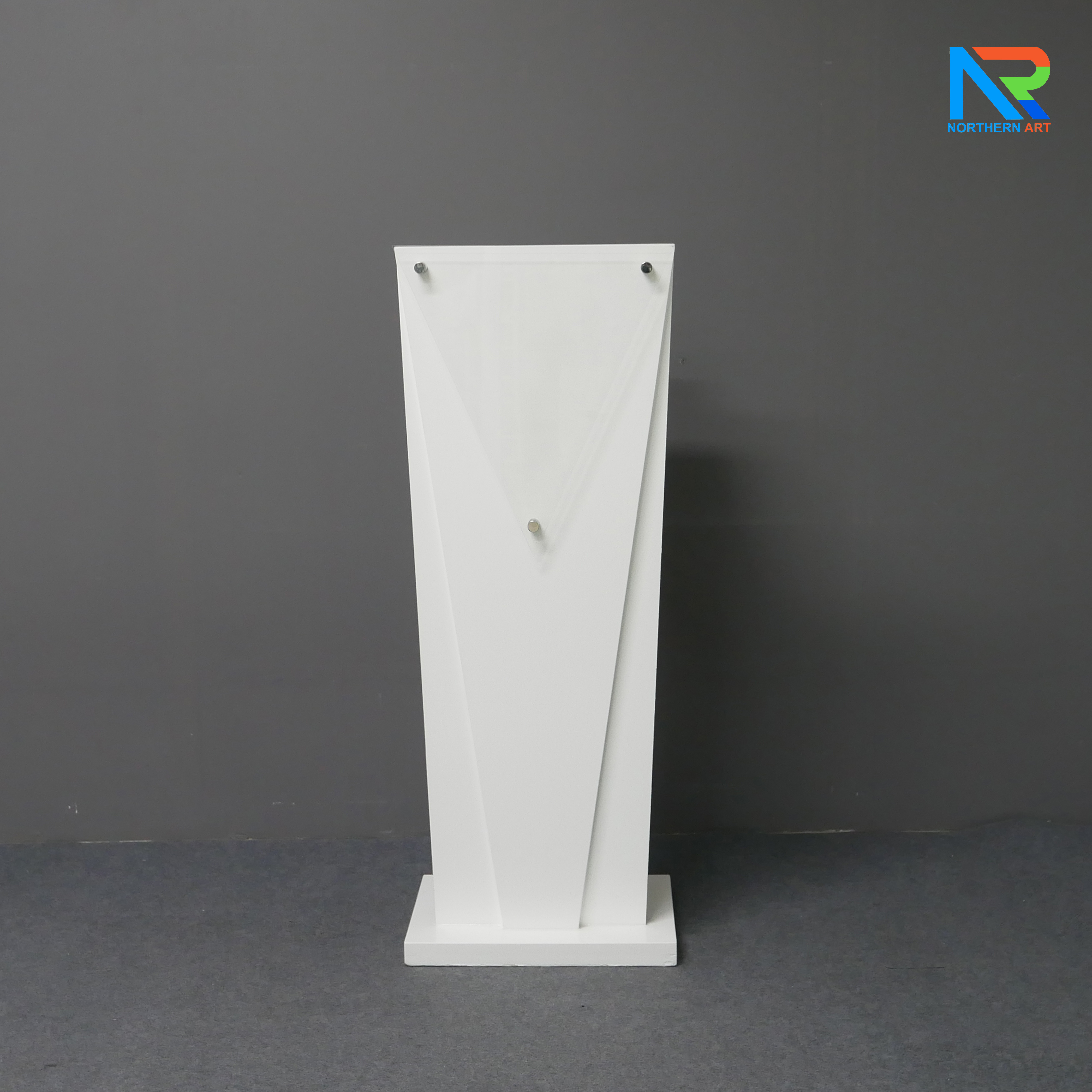 โพเดียมไม้สีขาว ทรงสามเหลี่ยม ขนาด (W) 45 x (L) 35 x (H) 118 cm. ด้านหน้าอะคริลิคใส ติดหมุด สำหรับติดโลโก้