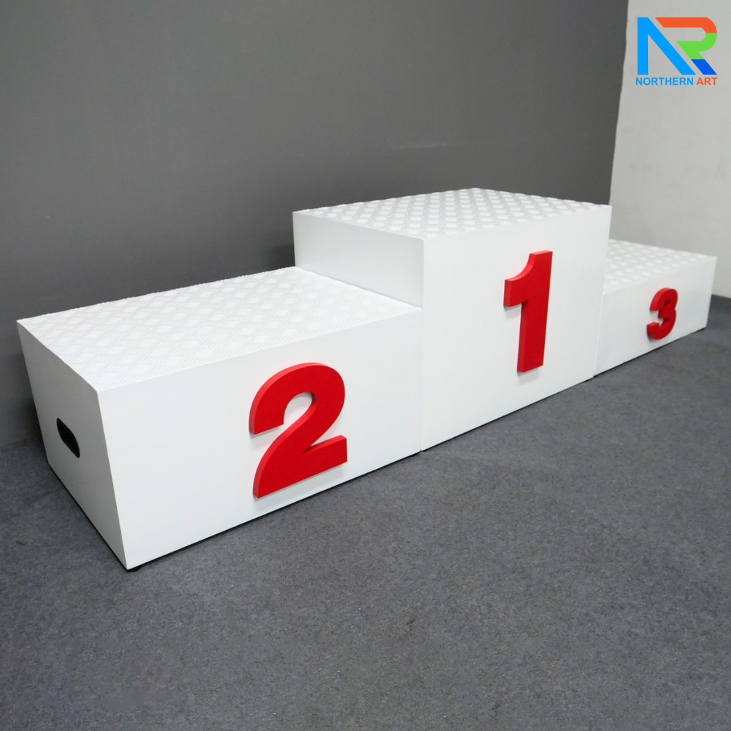 แท่นยืนรับรางวัล 1-2-3 ขนาด (W)210 x (D)50 x (H)50 cm. โครงเหล็ก ทำสีขาว พร้อมตัวเลข 1-2-3 (สั่งทำสีตามความต้องการได้)
