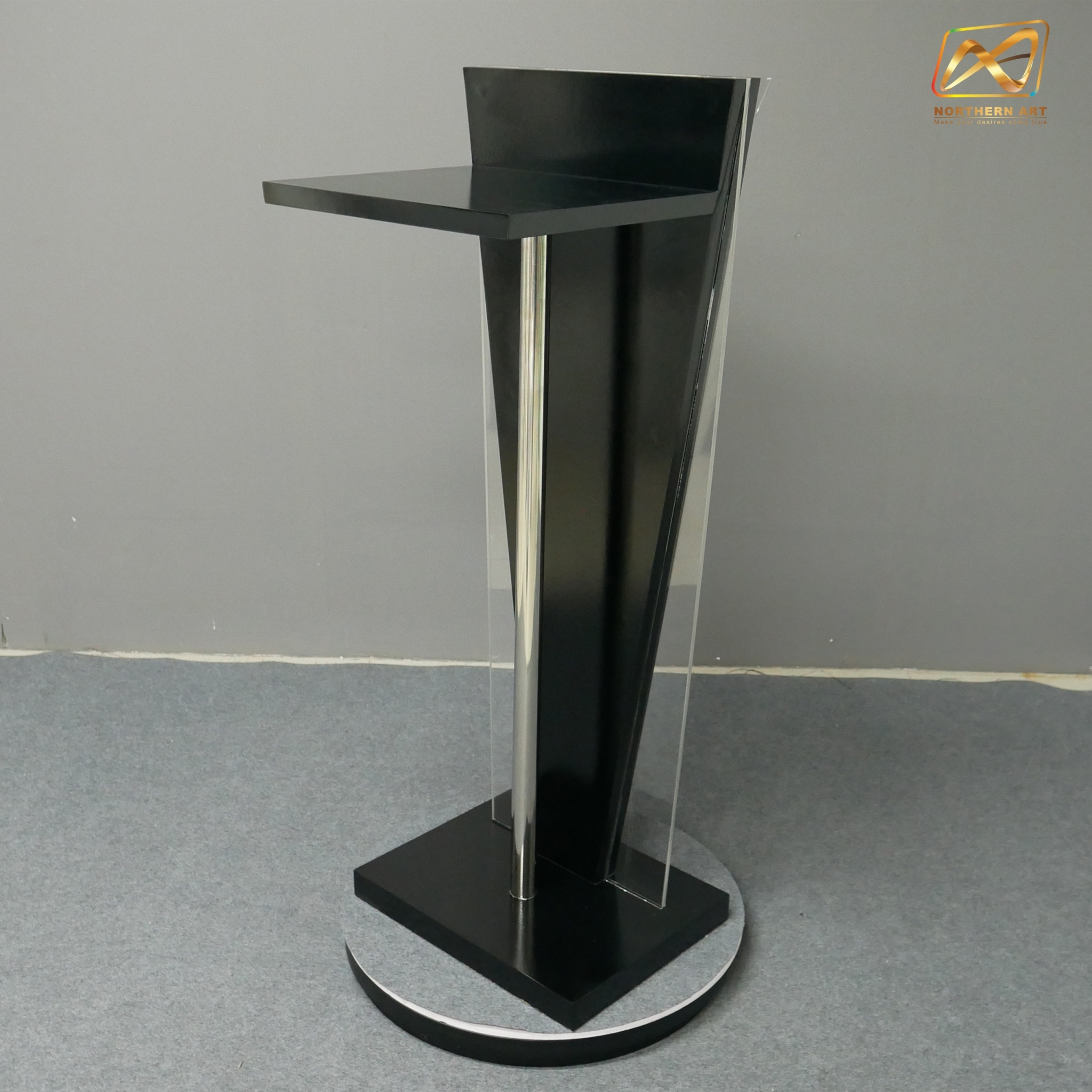 โพเดียมไม้สีดำ ทรงสามเหลี่ยม ขนาด (W) 45 x (L) 35 x (H) 120 cm. ด้านข้างอะคริลิคใส หนา 8 มม. ด้านหน้าอะคริลิคใส ติดหมุด สำหรับติดโลโก้