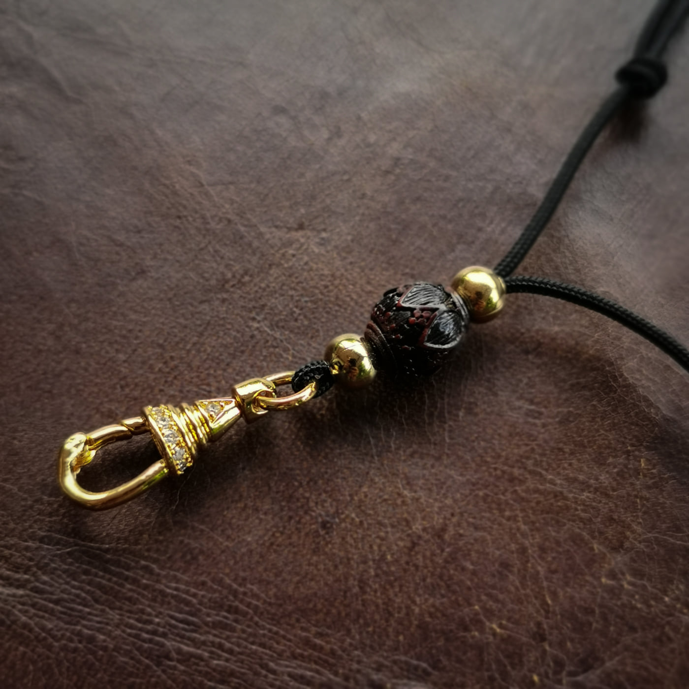 สร้อยพระ เชือกห้อยพระ สร้อยคอพระ สไตล์วินเทจ งาน Handmade เชือกร่ม ประดับไม้จริง Minimal เท่ห์ๆ เรียบง่าย เข้ากับการแต่งกายในชีวิตประจำวันได้ทุกสไตล์ ใช้ได้ทั้งเด็กและผู้ใหญ่ นำเสนอโดยร้านชินตา