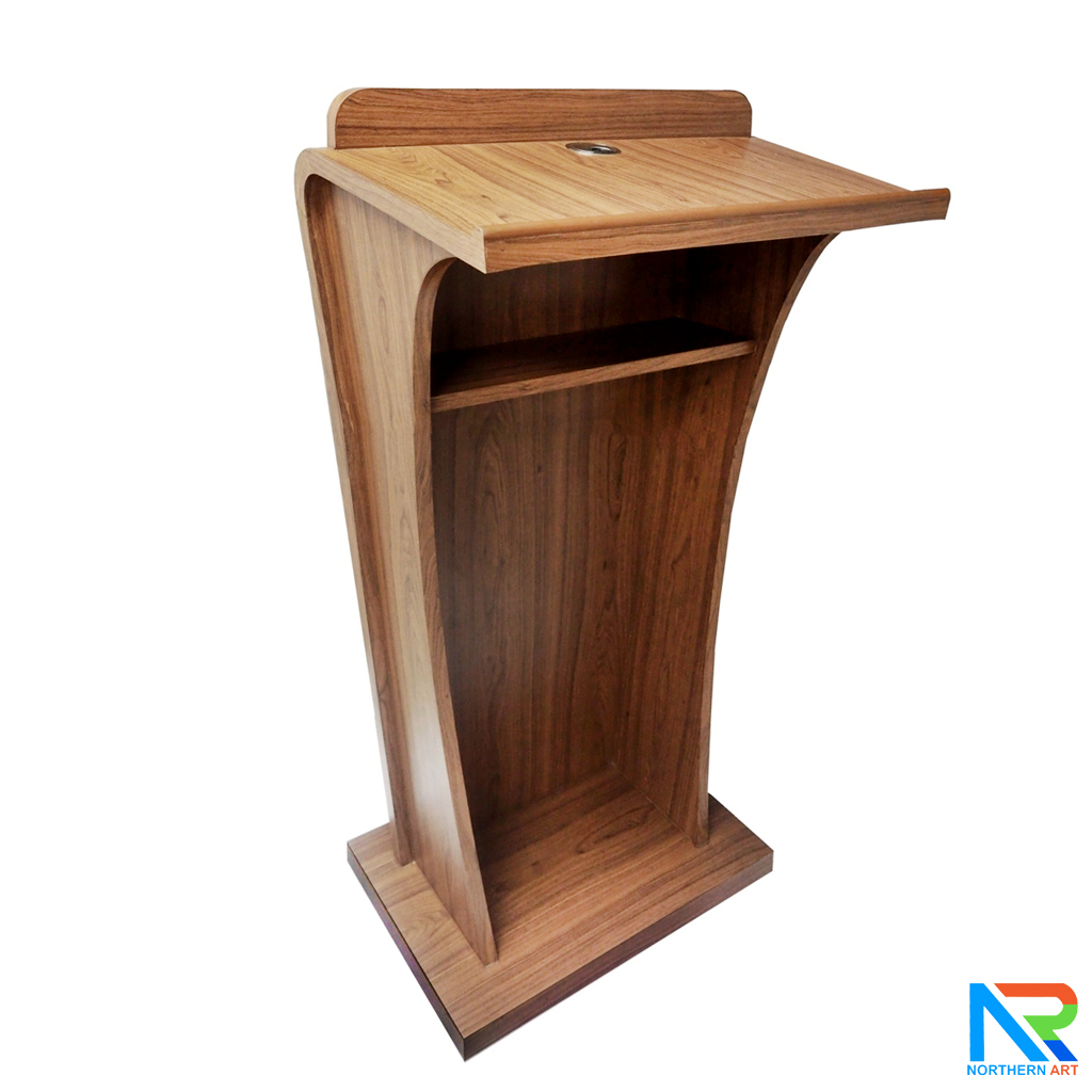 โพเดียม ลายไม้ สีโอ๊ค Top ตรง ขนาด (W) 60 x (L) 39 cm. สูง 120 cm. ตกแต่งแถบสแตนเลสสีทองด้านหน้า พร้อมชั้นวางของ