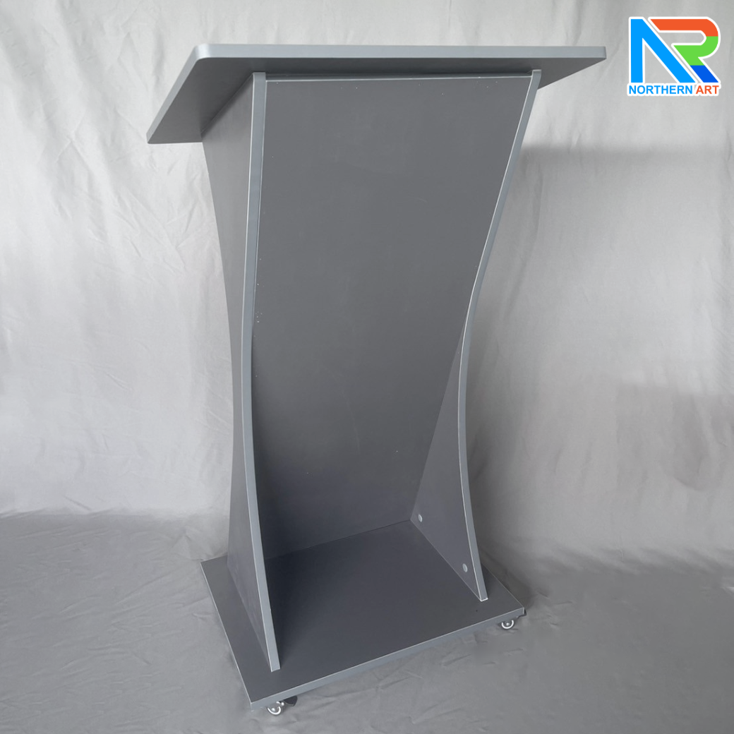 โพเดียมไม้ สีเทา TOPเอียง ขนาด (W)60 x (L)50 x (H)108 cm. พร้อมล้อเลื่อนและชั้นวางของ