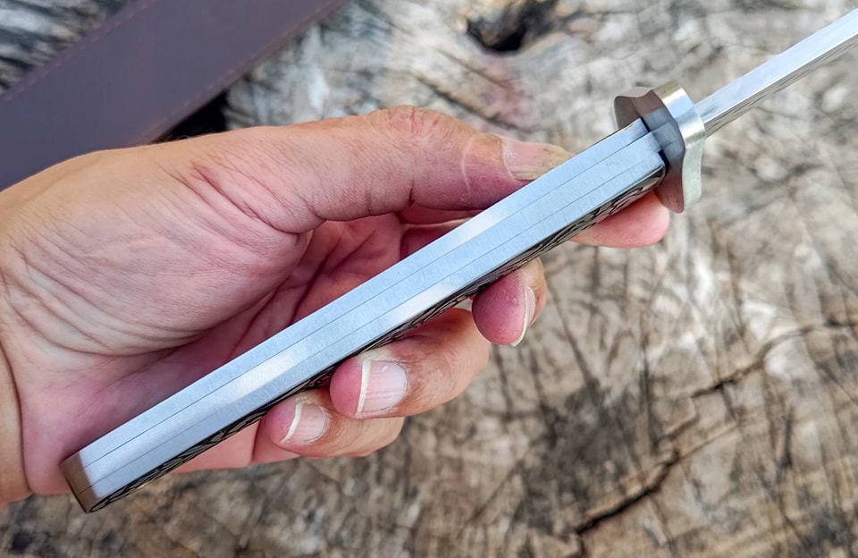 🔥ดาบสั้น อารยันเหล็ก🔥 ดาบสั้นทรงทันโตะ ทำจากโลหะทั้งเล่ม ด้ามจับทำจากสแตนเลส ตีประกบยึดด้วยหมุดทองเหลือง ด้ามจับแกะสลักลายอินคา texture สูง ต่ำ สัมผัสได้ ใบดาบสแตนเลส