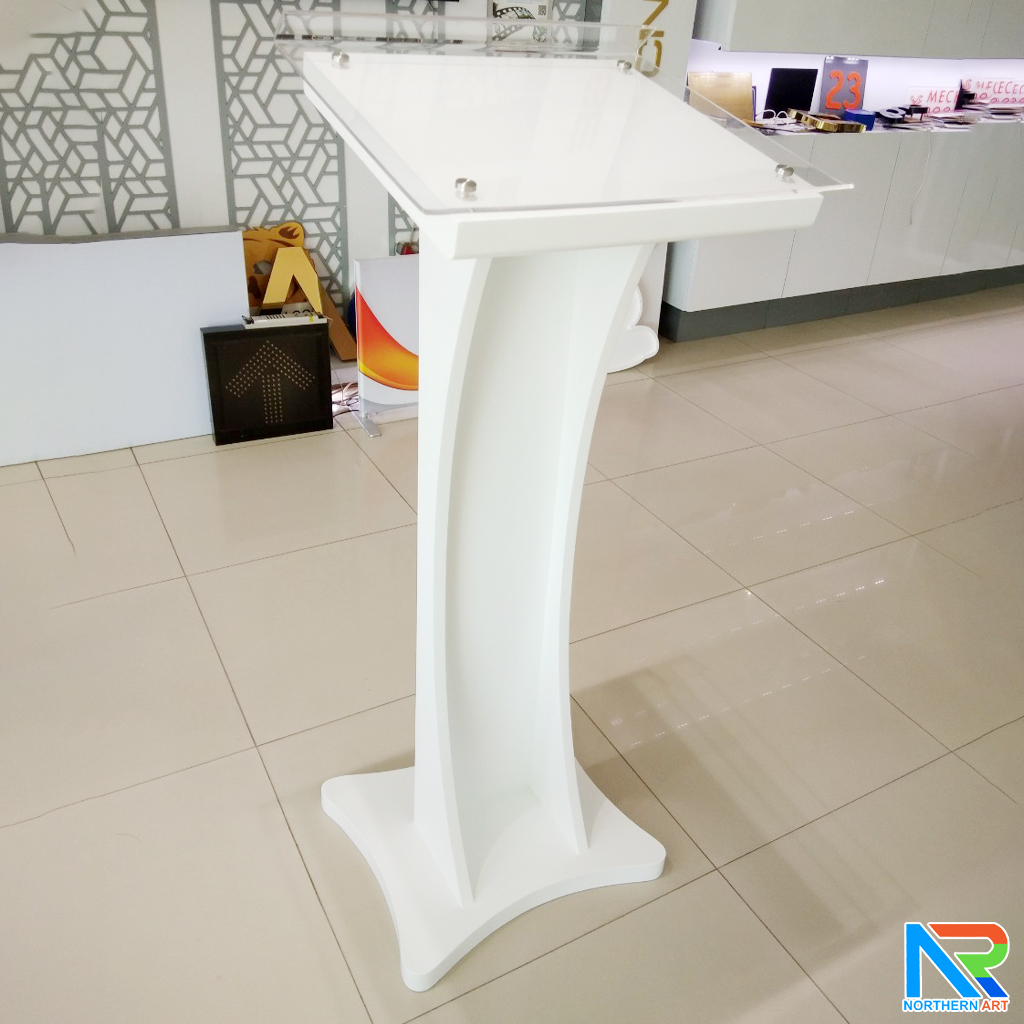 โพเดียมไม้ สีขาว ขนาด (W) 48 x (L) 40 x (H) 120 cm. Top เอียง ปิดทับอะคริลิคใสพร้อมหมุด