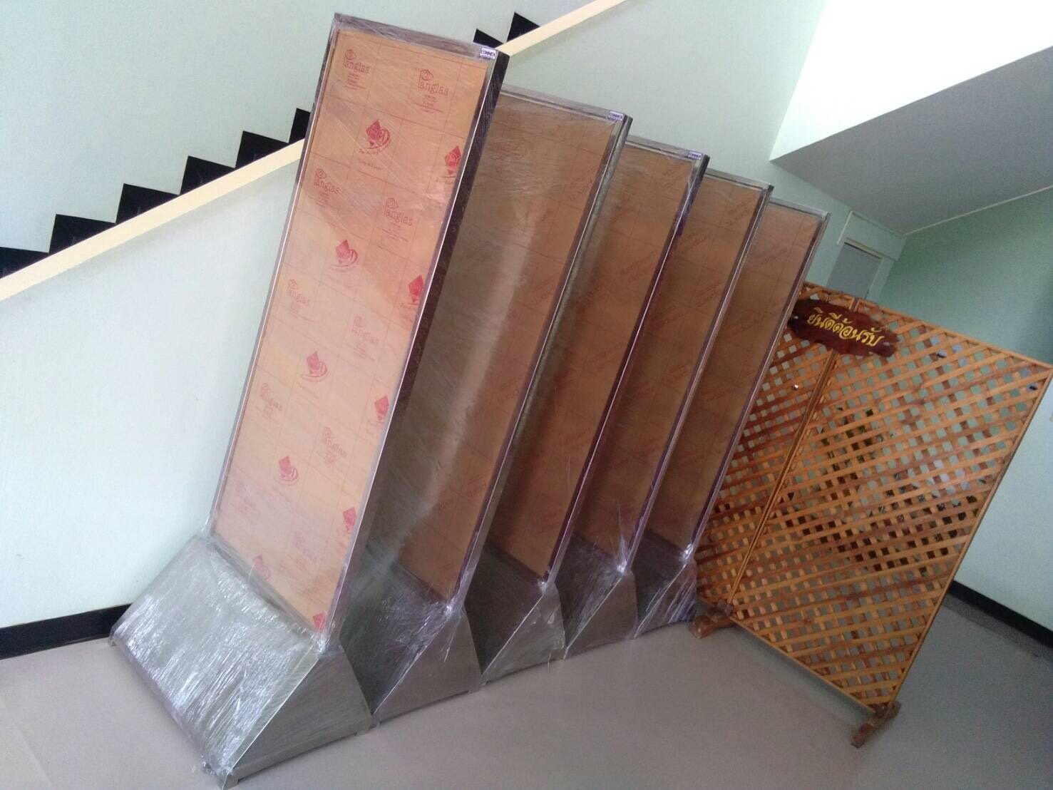 ป้ายตั้งพื้นสแตนเลส ฐานสามเหลี่ยม ขนาด (W)61 x (D)45 x(H)180 cm.โชว์งานพิมพ์ได้ 2 ด้าน