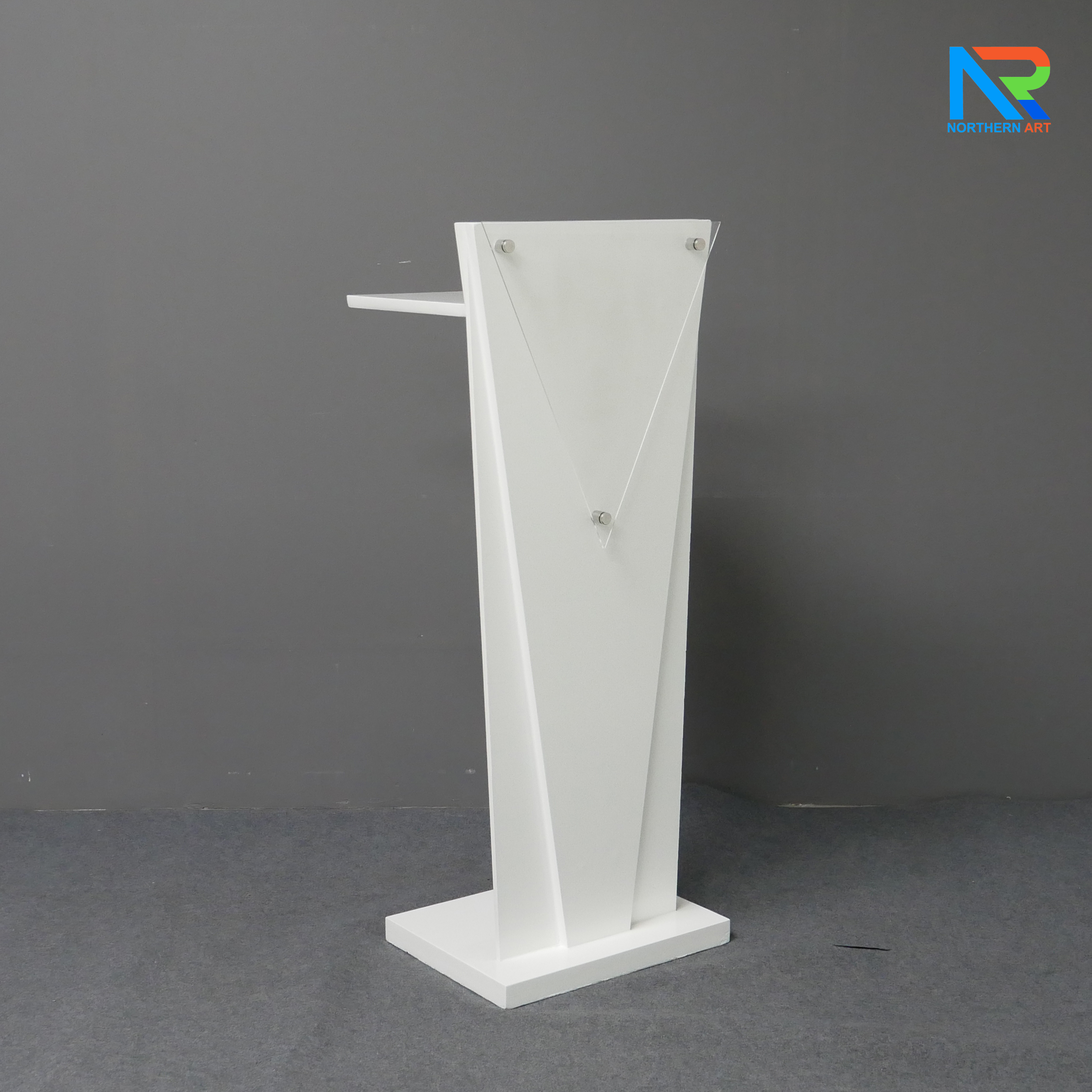 โพเดียมไม้สีขาว ทรงสามเหลี่ยม ขนาด (W) 45 x (L) 35 x (H) 118 cm. ด้านหน้าอะคริลิคใส ติดหมุด สำหรับติดโลโก้