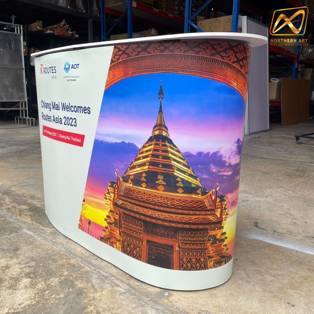 เคาน์เตอร์สำเร็จรูป รุ่นโค้ง TOPสีขาว มีช้นวาง ขนาด (W)133 x (D)39 x (H) 90 cm.โครงอะลูมิเนียม พับเก็บได้ เคลื่อนย้ายสะดวก