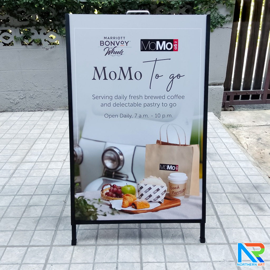 ป้ายตั้งพื้นเหล็ก สีดำ มีด้ามจับ ขนาด 60x90 cm. โชว์งานพิมพ์ 2 ด้าน พับเก็บได้ เคลื่อนย้ายสะดวก