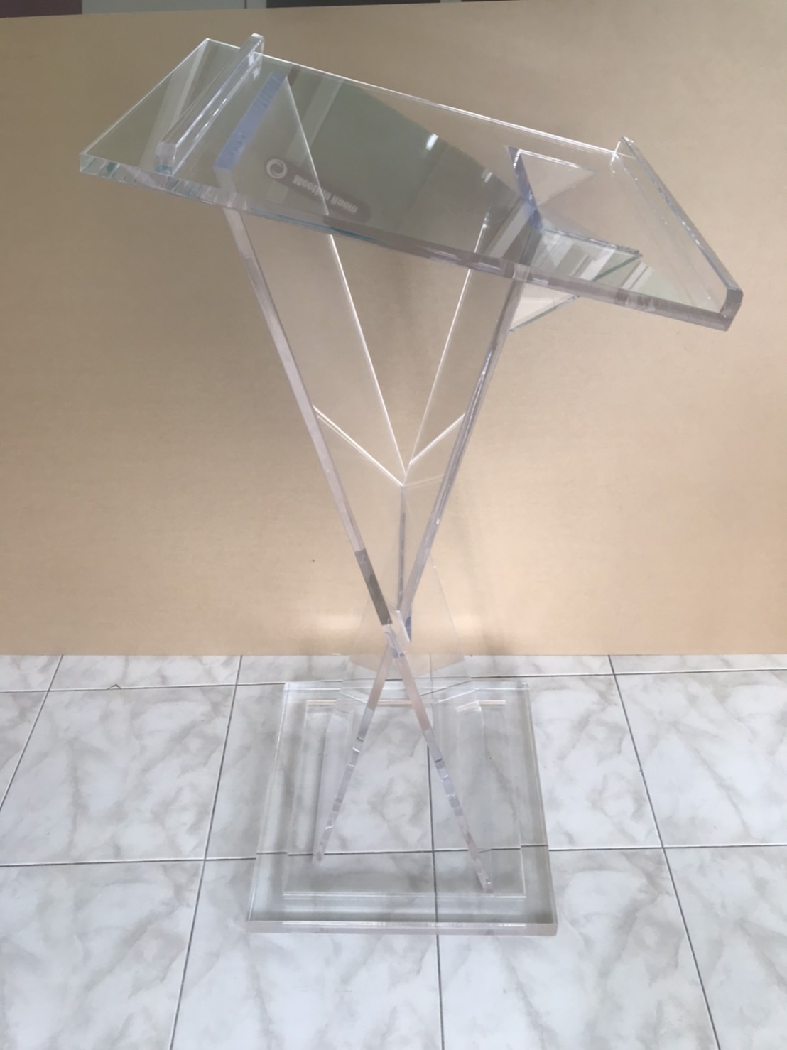 โพเดียม ให้เช่า อะคริลิคทรง X หนา 15 มม. ขนาด 50x55x123 ซม. พร้อมบริการรับ-ส่ง กทมฯและปริมณฑล