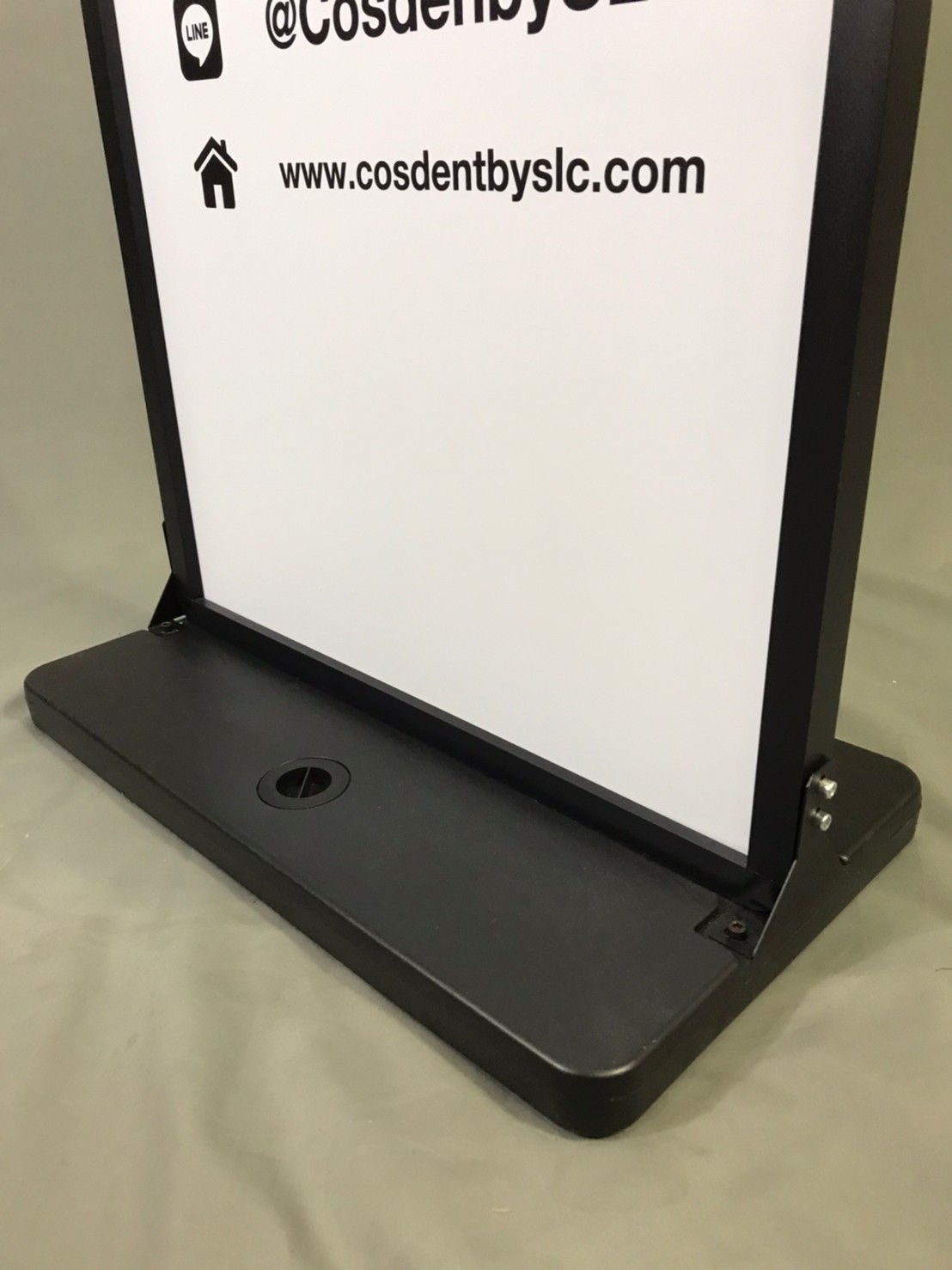 ป้ายตั้งพื้นฐานน้ำ ขนาด(W) 63 x (L) 37 x (H) 166 cm. โชว์งานพิมพ์ 2 ด้าน โครงอะลูมิเนียม ถอดประกอบได้ ฐานน้ำถ่วงน้ำหนัก