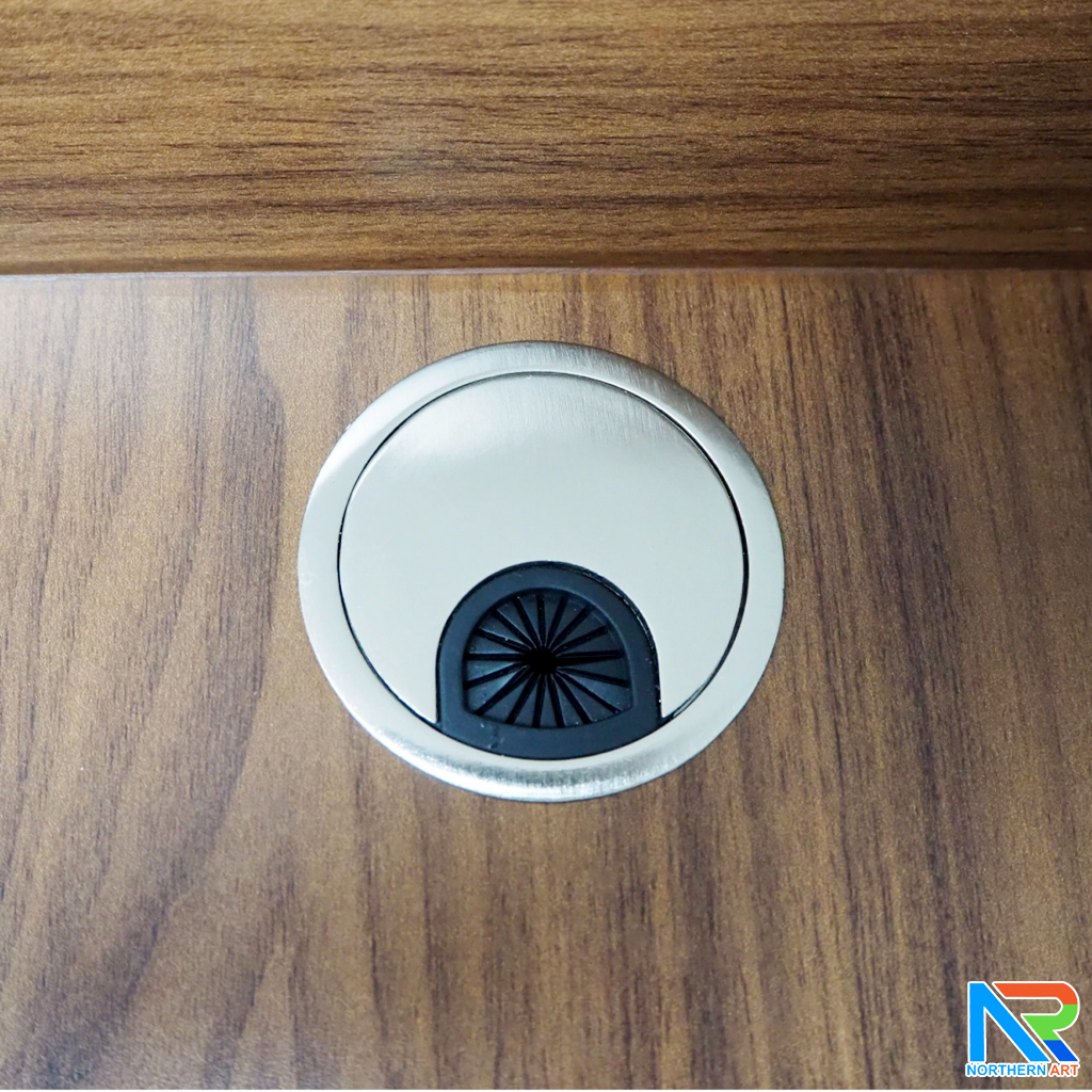 โพเดียม ลายไม้ สีโอ๊ค Top ตรง ขนาด (W) 60 x (L) 39 cm. สูง 120 cm. ตกแต่งแถบสแตนเลสสีทองด้านหน้า พร้อมชั้นวางของ