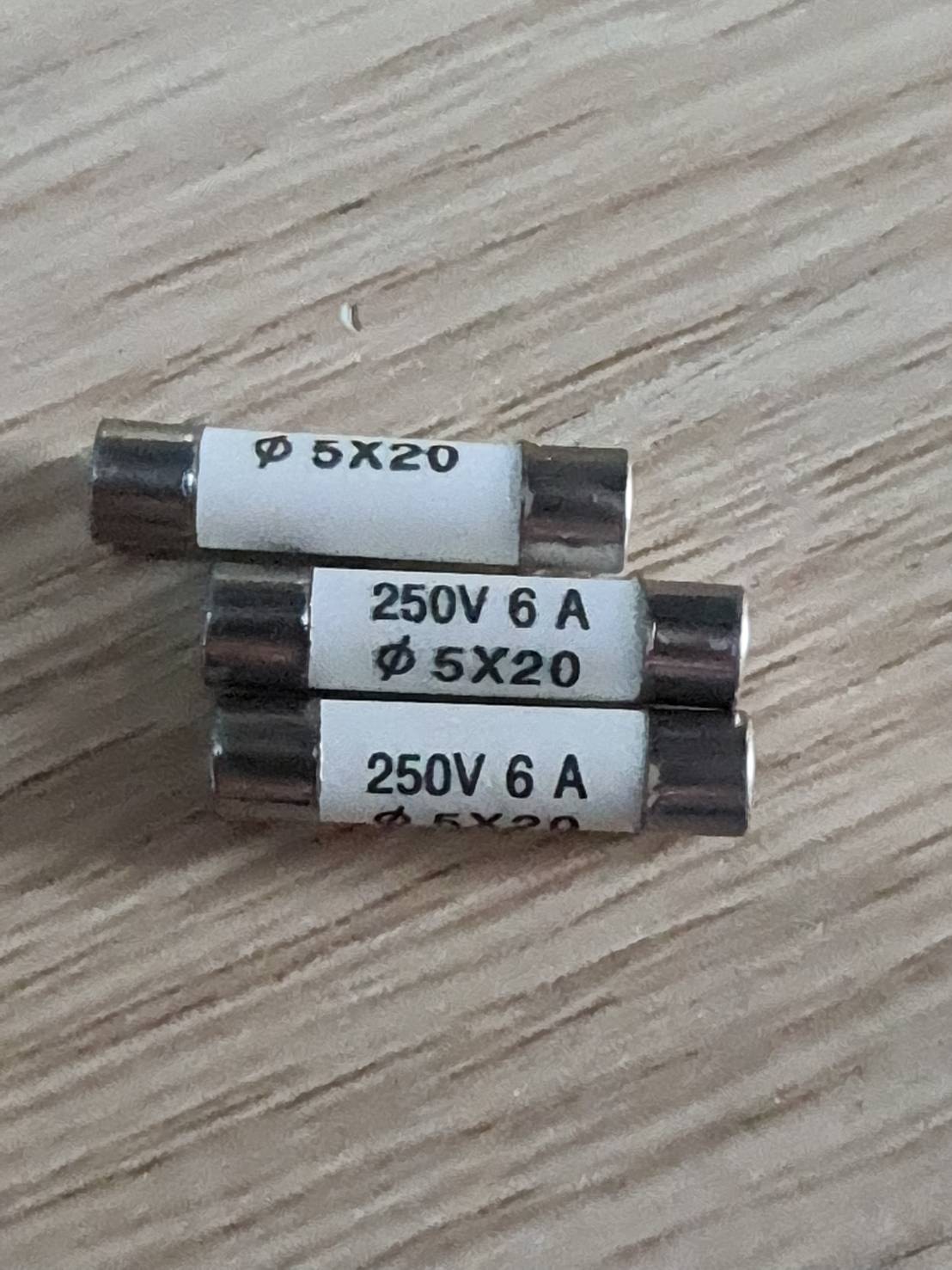 0000848 ฟิวส์ เซรามิค ฟิวส์เซรามิค 6 A 250v 5X20mm 3 ตัว